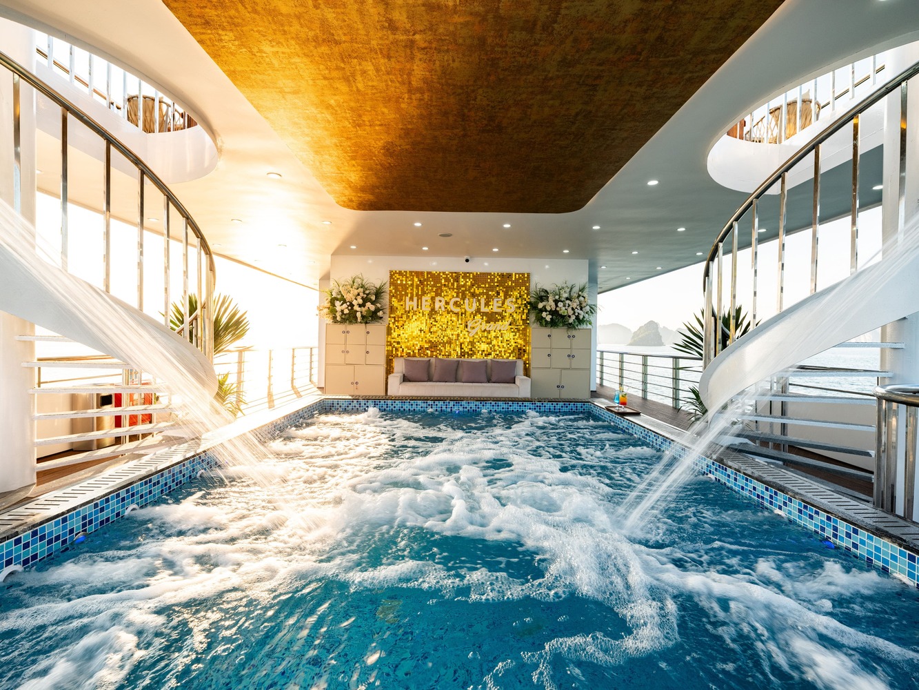 船上設有寬敞的按摩浴缸、免費毛巾,以及六間便利的衛浴設施,讓您盡情享受。 船上設有寬敞的按摩浴缸、免費毛巾,以及六間便利的衛浴設施,讓您盡情享受。