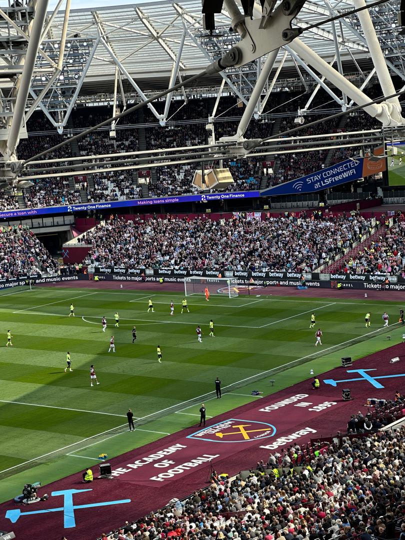 擁有 65,000 個座位的倫敦體育場,西漢姆聯隊的主場 擁有 65,000 個座位的倫敦體育場,西漢姆聯隊的主場