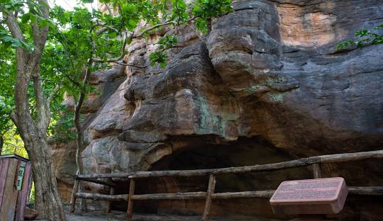 Day Trip to Bhimbetka from Bhopal