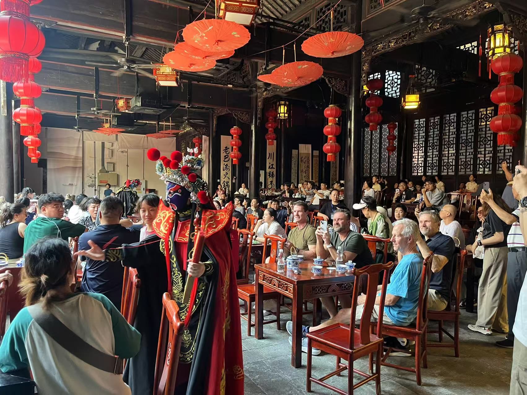 齊安公所的《夜・醉巴渝》非遺演出是夜遊核心，7 個節目串聯周、宋至民國的巴渝記憶