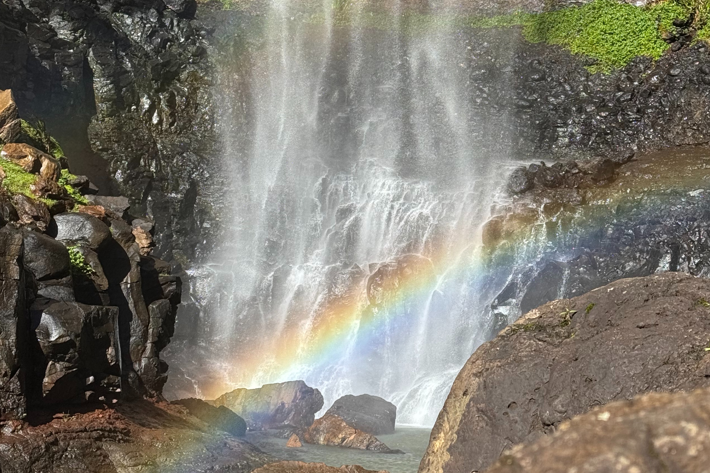 捕捉彩虹穿過瀑布薄霧的奇妙瞬間 捕捉彩虹穿過瀑布薄霧的奇妙瞬間