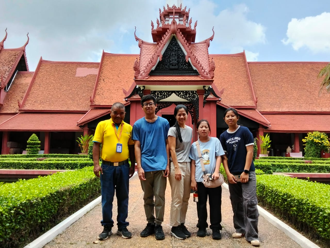 在國家博物館深入了解柬埔寨豐富的文化,館內收藏了雕像、陶器、青銅器等多元展品,等您來探索。 在國家博物館深入了解柬埔寨豐富的文化,館內收藏了雕像、陶器、青銅器等多元展品,等您來探索。