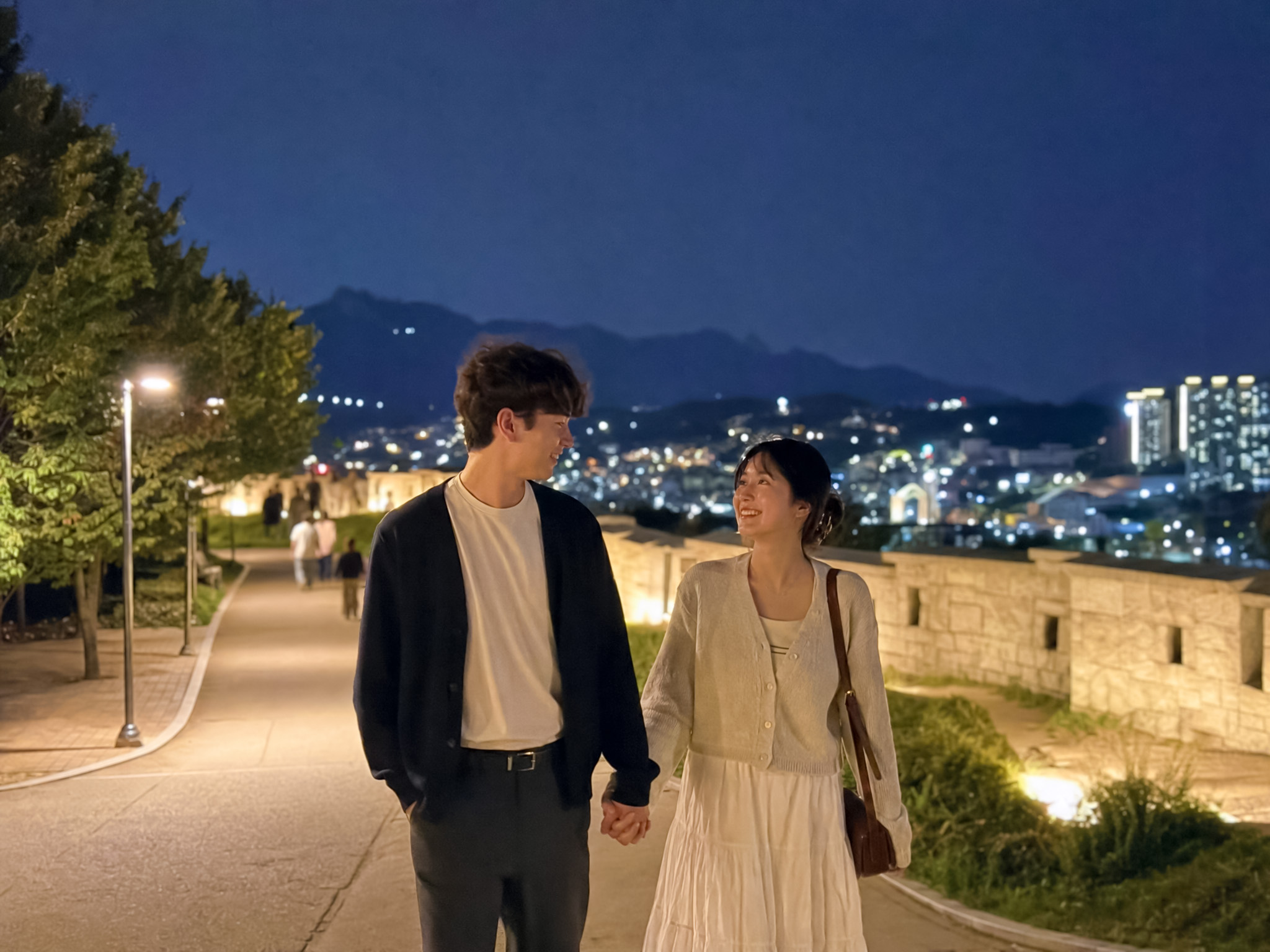 🌃 公園的堡壘城牆和城市全景營造出電影般的浪漫氛圍，尤其是在日落時分或夜晚。