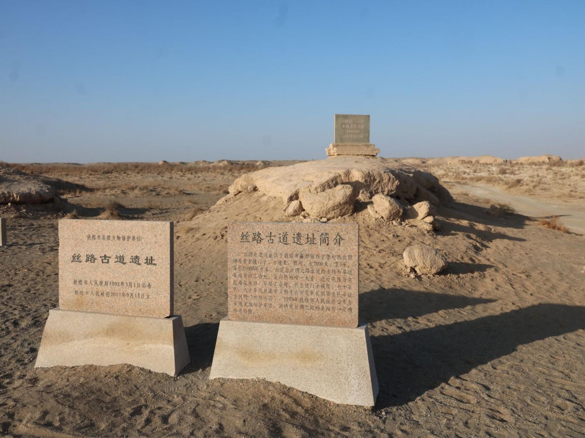 甘肅敦煌高奢4日遊（三晚連住敦煌山莊+又見敦煌演繹+東方美學莫高窟+鳴沙山月牙泉妝造+古絲路遺址硬派越野探索+泥胚畫製作體驗+敦煌書局）