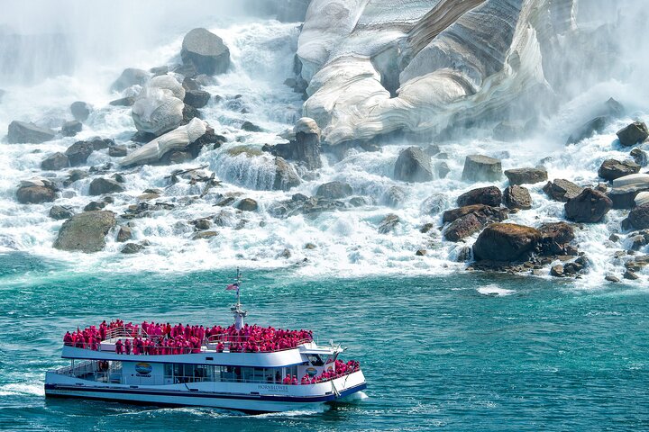 Experience the magic of Niagara Falls by day and night from Toronto