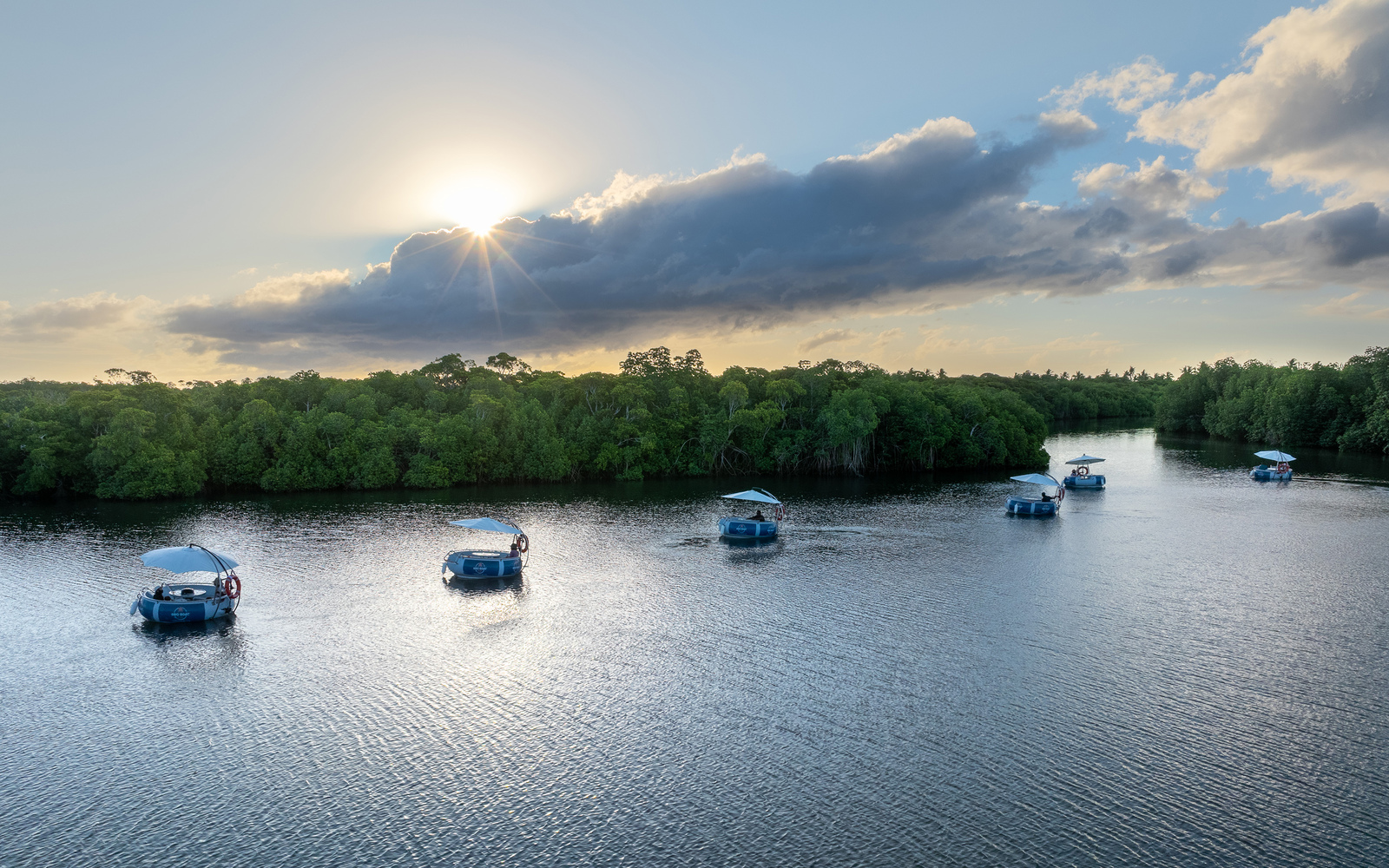 輕鬆駕駛環保烤肉船，探索丹娜努島 (Denarau Island) 寧靜的水道