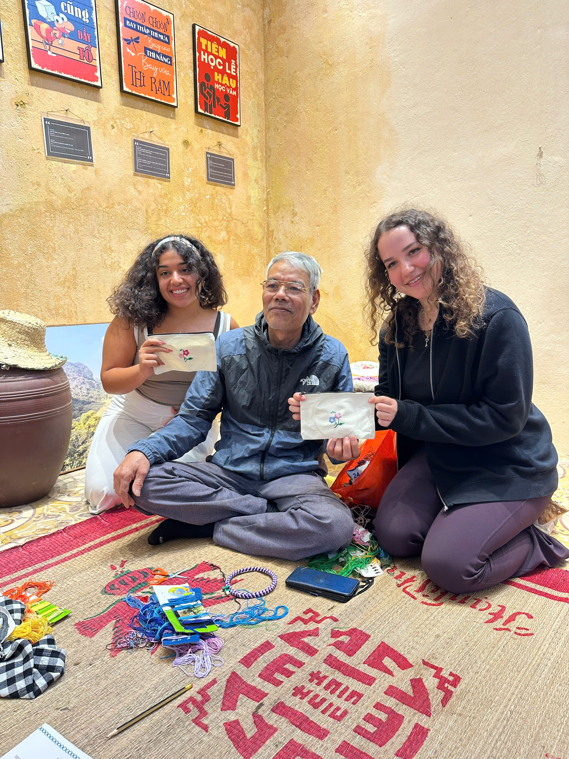 Ninh Binhdagi mahalliy hunarmand bilan an'anaviy kashtachilik ustaxonasi