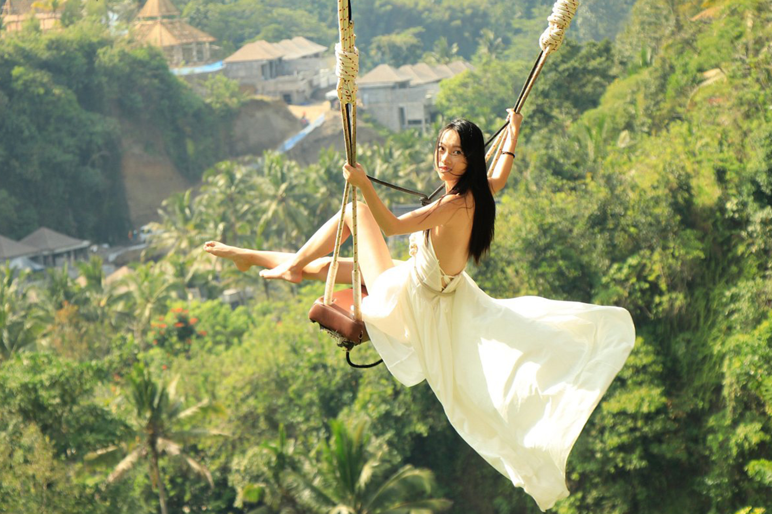 在巴厘島的稻田鞦韆上,您可以體驗到刺激的快感。鞦韆高高地懸掛在令人驚歎的德格拉朗梯田之上,讓您在欣賞壯麗景色的同時,以激動人心的方式沉浸在該地區的自然美景中。 在巴厘島的稻田鞦韆上,您可以體驗到刺激的快感。鞦韆高高地懸掛在令人驚歎的德格拉朗梯田之上,讓您在欣賞壯麗景色的同時,以激動人心的方式沉浸在該地區的自然美景中。