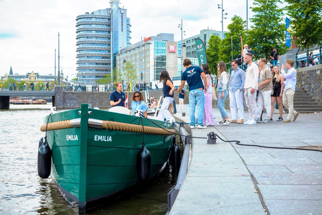 Stylish canal cruise with Local Skipper incl. a Wine, Beer or Soda