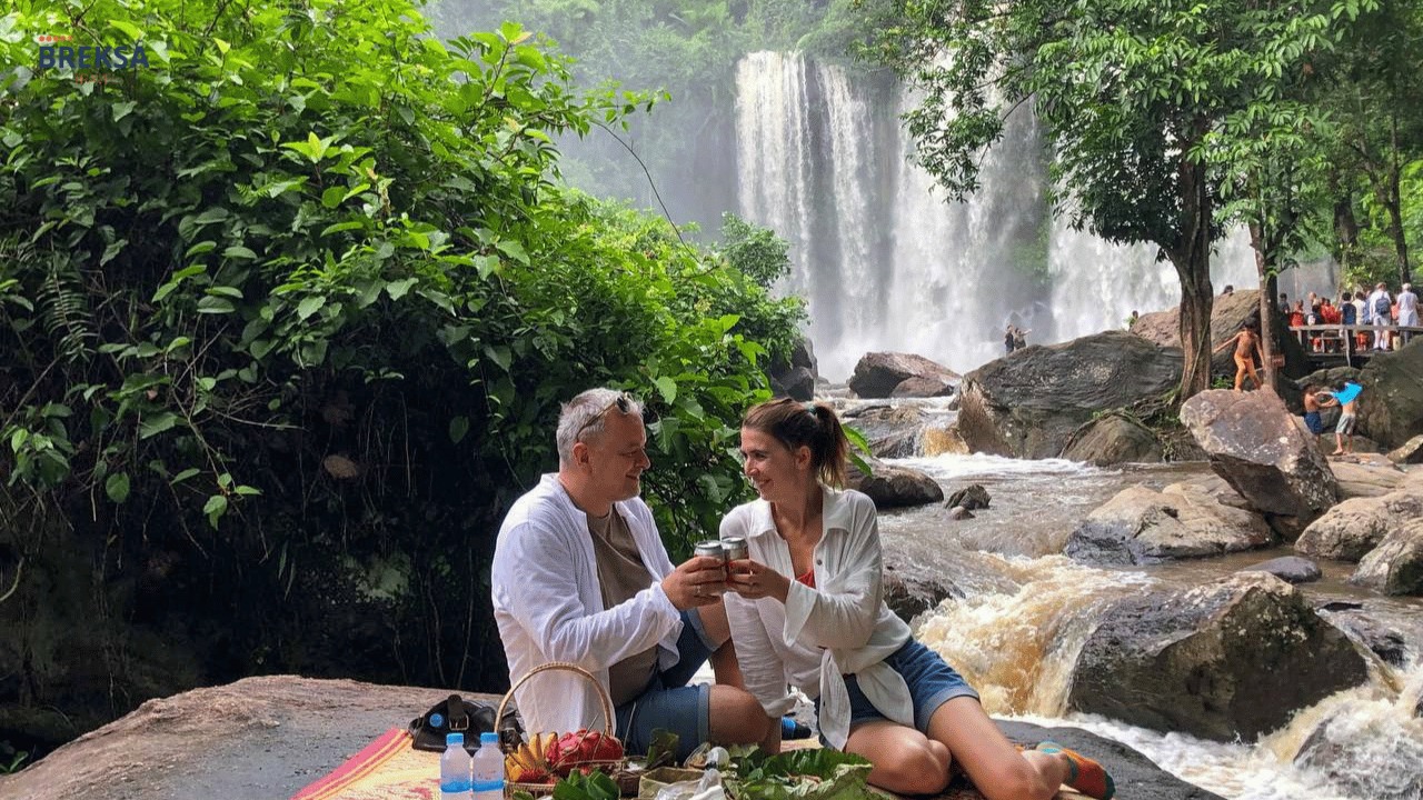 在瓜連瀑布 (Kulen Waterfall) 的自然美景中，享受私密野餐的悠閒時光。
