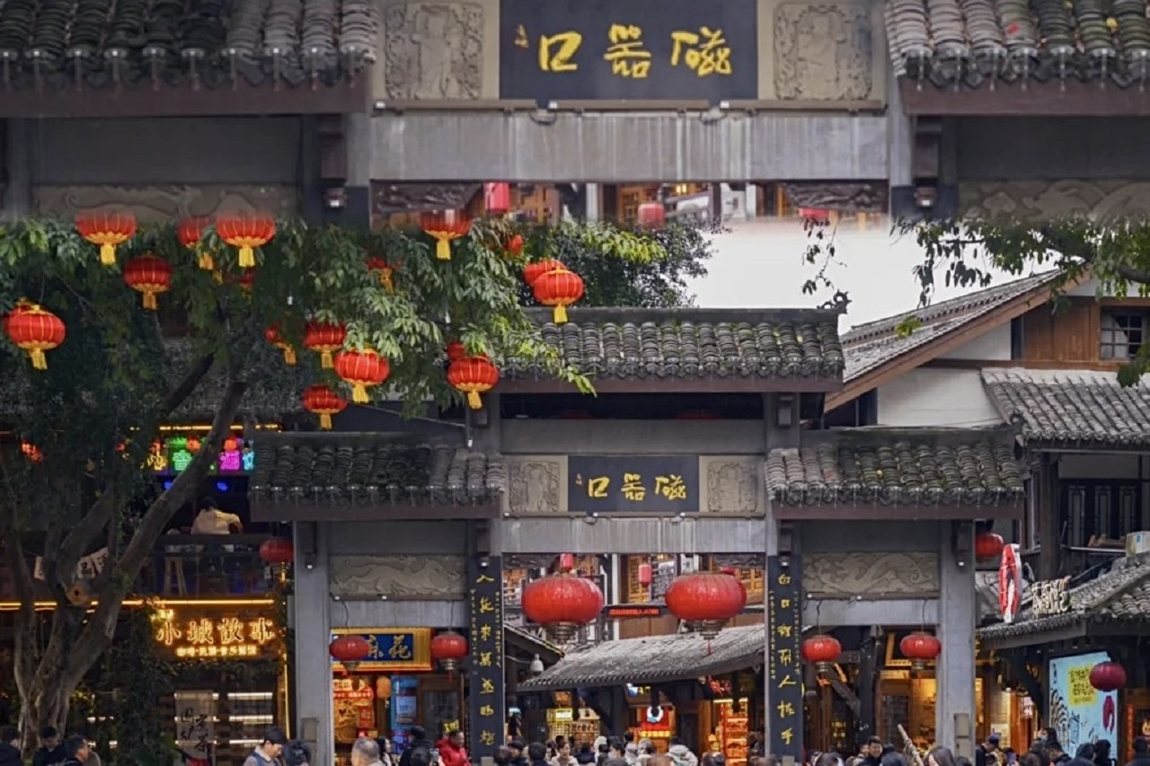 重慶火鍋盛宴戲劇文化私家團1日遊（長江索道+輕軌穿樓+漫步洪崖洞+磁器口+1941戲劇院+重慶必吃1941火鍋+可自費體驗特色服裝旅拍）