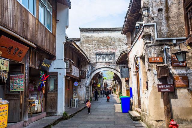 紫陽街是臨海第一古街，全長1080米，為紀念道教南宗始祖張伯端（號紫陽）而得名。它貫穿古城南北，是千年台州的活化石。