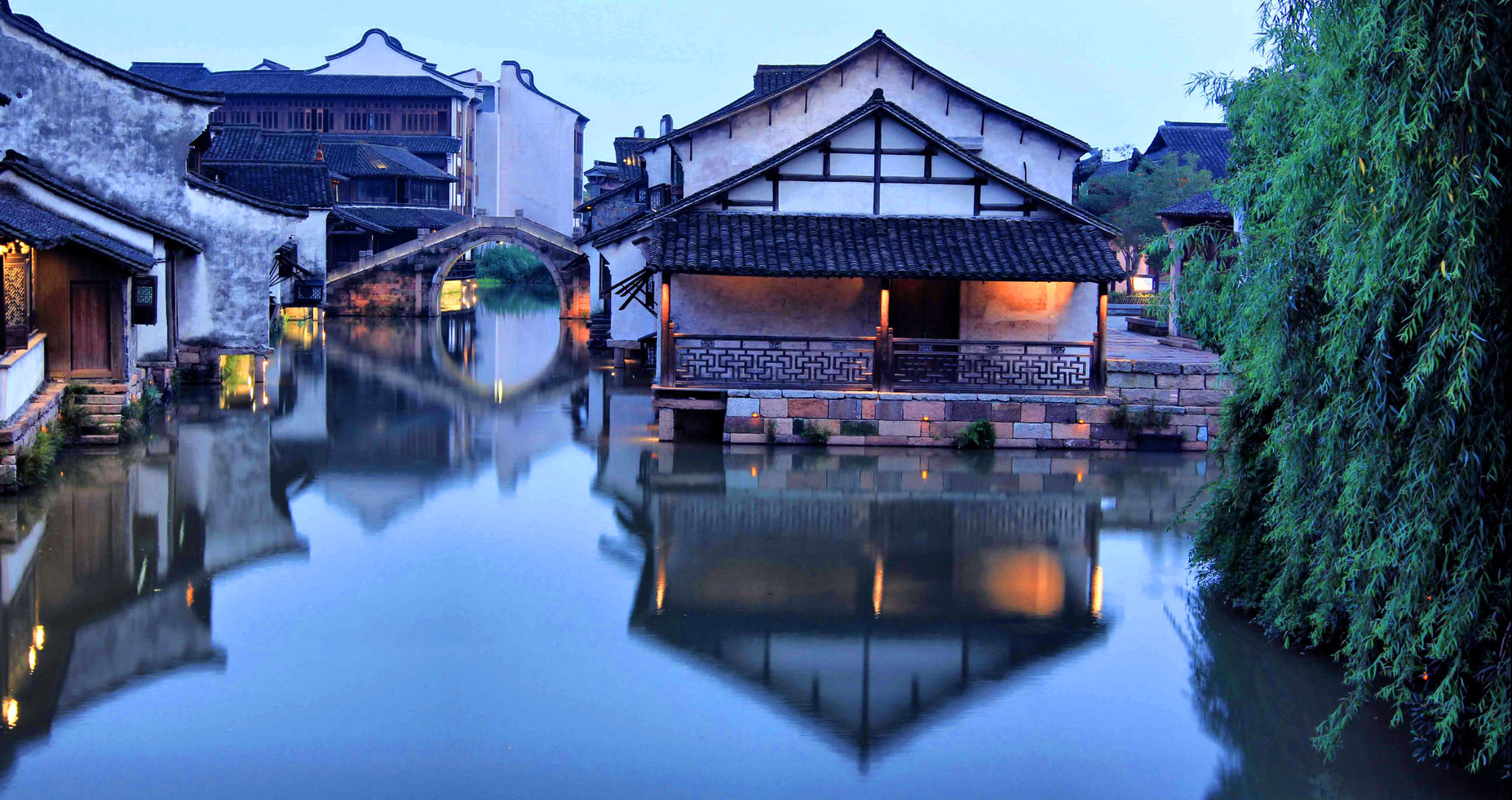 烏鎮東柵：整體氛圍質樸，充滿菸火氣。適合安排2-3小時的白天遊覽，步行穿梭於老街古橋之間，是瞭解烏鎮歷史文化的首選之地。