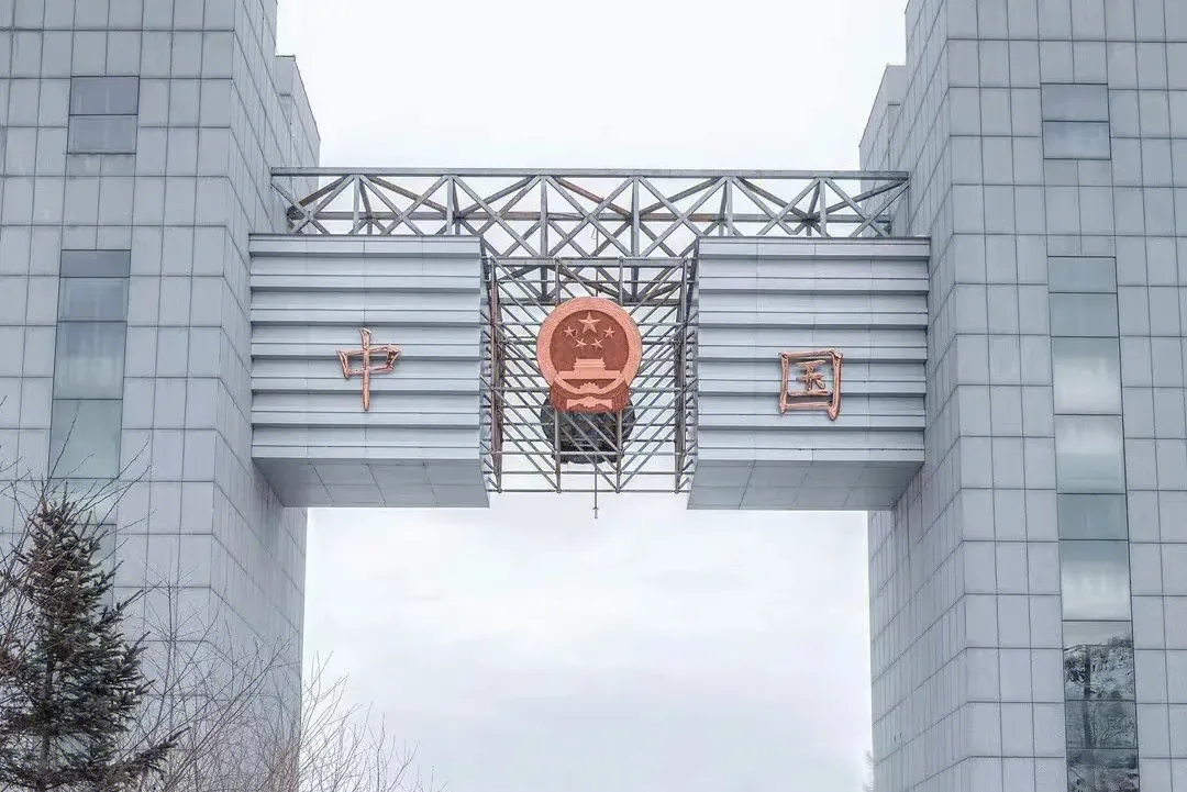 D6：抵達東北邊境城市-【圖們】，這裡是祖國的東大門，與朝鮮南陽市隔江相望，圖們江兩岸，完完全全的兩個世界，用一座邊境橋連接起來。朝鮮的南陽市就坐落在江邊的一小片平原地帶上。據說，朝鮮最美的城市風景，除了首都平壤，就是這兒了。