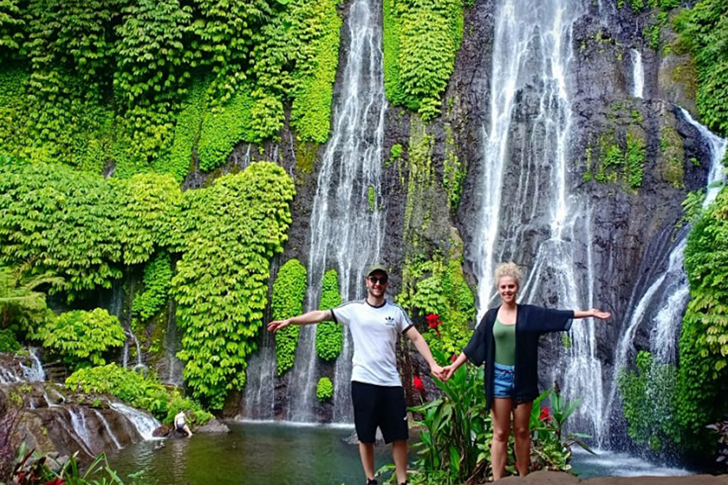巴厘島的Banyuwaluh瀑布是一顆隱藏的寶石,其壯觀的多層瀑布被茂密的熱帶森林環繞,營造出寧靜的氛圍,是攝影和放鬆身心的理想場所。 巴厘島的Banyuwaluh瀑布是一顆隱藏的寶石,其壯觀的多層瀑布被茂密的熱帶森林環繞,營造出寧靜的氛圍,是攝影和放鬆身心的理想場所。