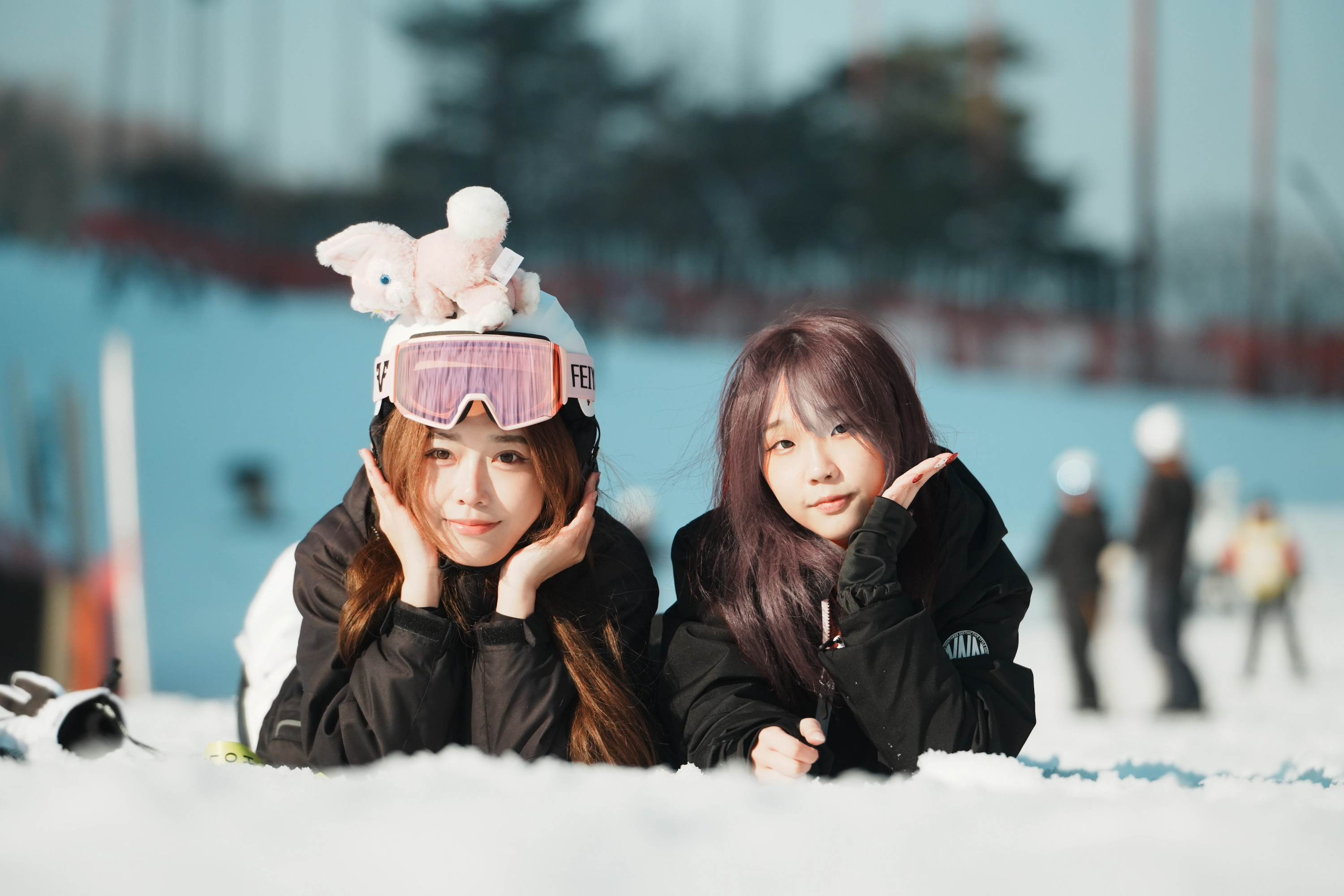 兩位好友在伊利希安江村共享歡樂的冬日時光,於雪地中留下難忘回憶。 兩位好友在伊利希安江村共享歡樂的冬日時光,於雪地中留下難忘回憶。