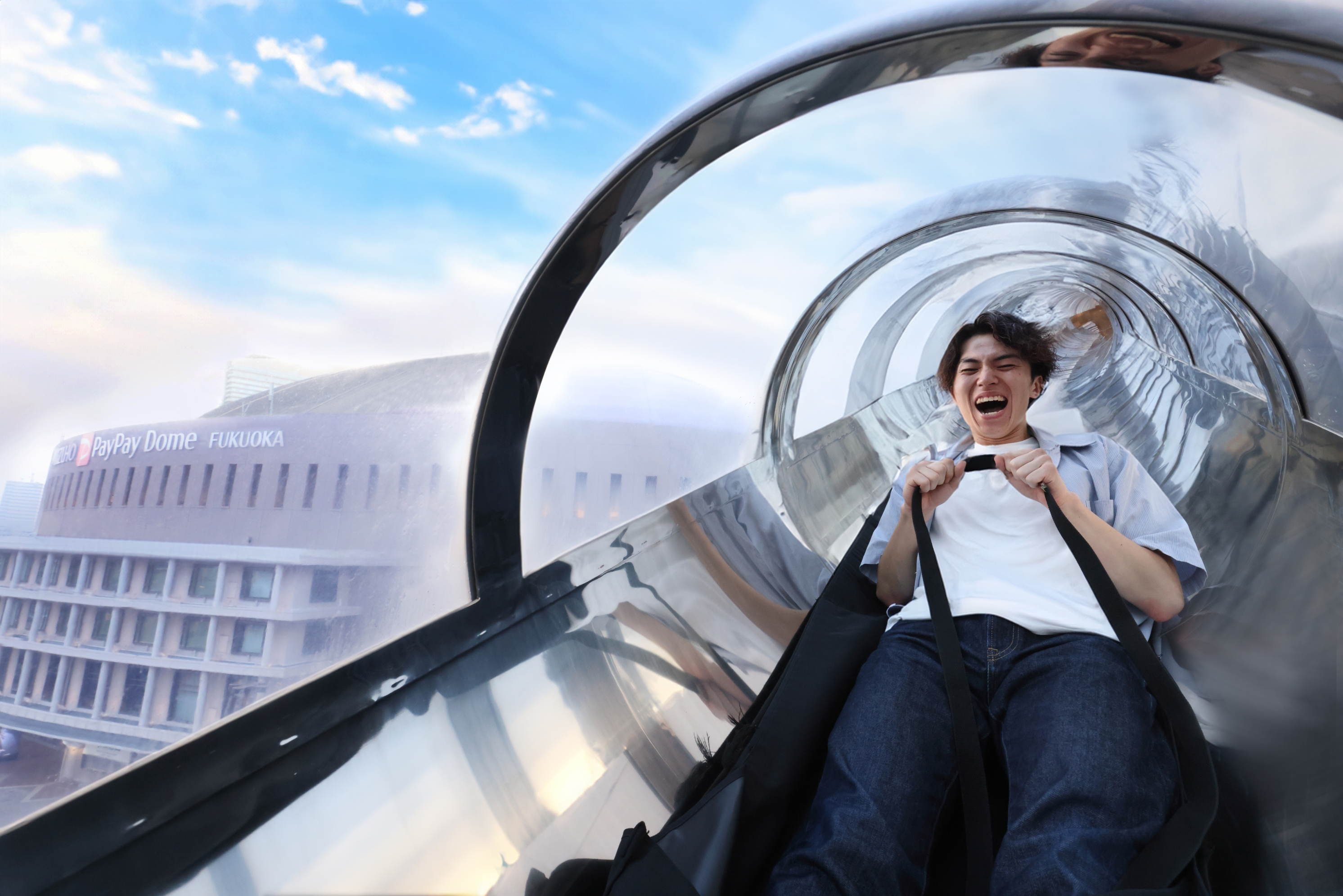 Get on the SUBE-ZO and slide down the side of the building from 40m above the ground!