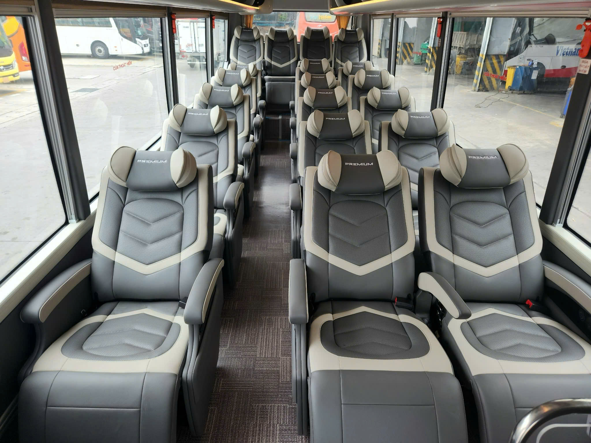 最棒的豪華巴士座位(可選),適合 19 人的小型團體,讓您在 3 小時的車程中徹底放鬆身心。 最棒的豪華巴士座位(可選),適合 19 人的小型團體,讓您在 3 小時的車程中徹底放鬆身心。