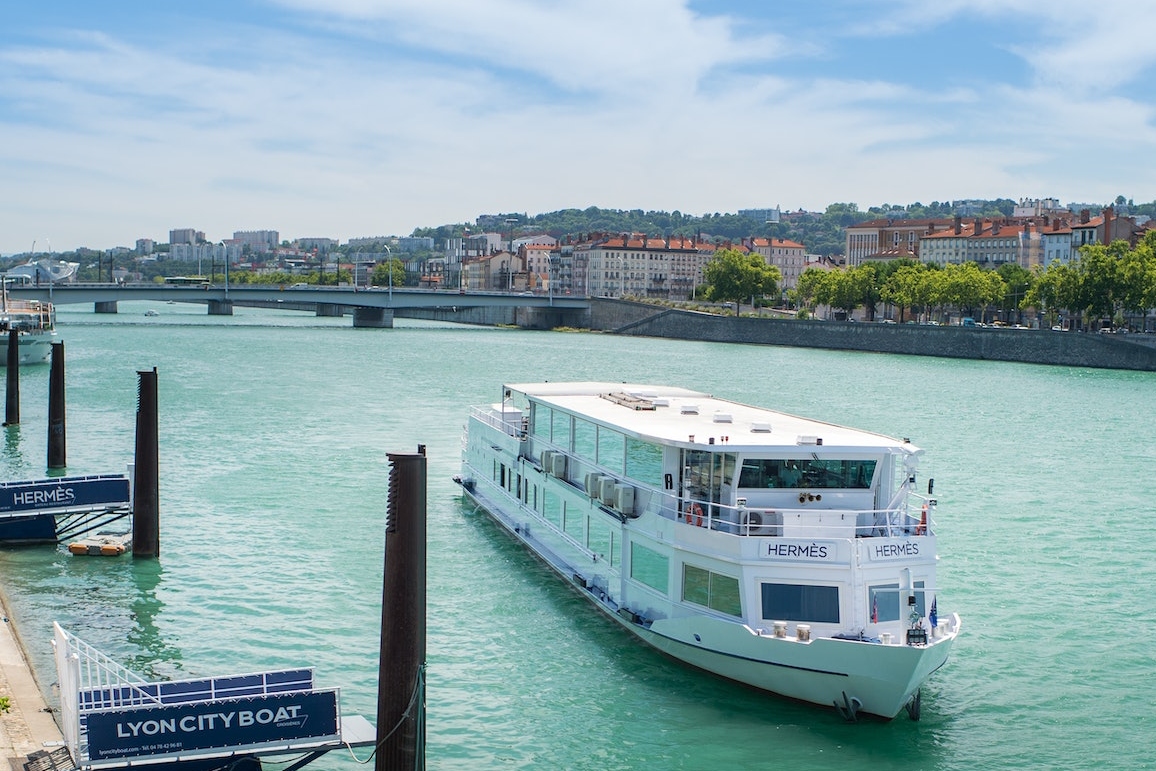 索恩河午餐遊船巡航（Les Bateaux Lyonnais Hermes提供）