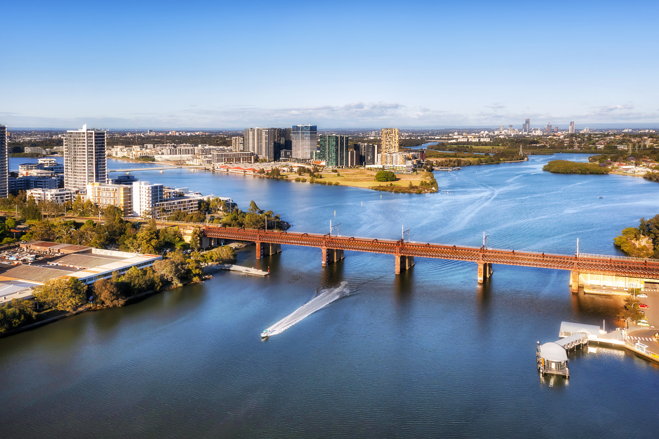 搭乘渡輪，沿著帕拉瑪塔河返回雪梨