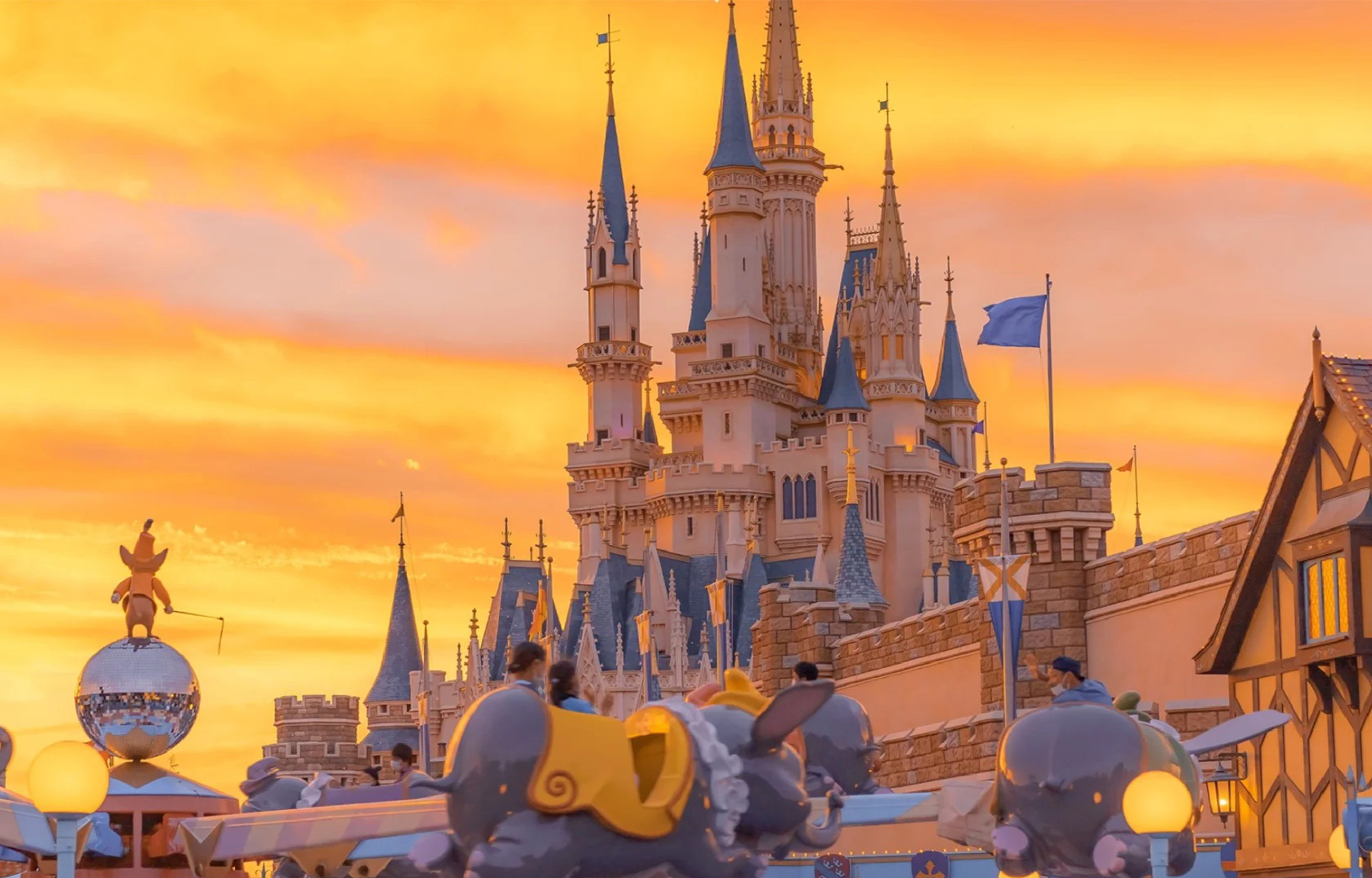 上海迪士尼樂園:中國內地首座迪士尼主題樂園,擁有多個主題園區,如米奇大街、奇想花園、探險島、寶藏灣等,有豐富的遊樂設施、精彩的演出和可愛的迪士尼朋友,適合各個年齡段的遊客 上海迪士尼樂園:中國內地首座迪士尼主題樂園,擁有多個主題園區,如米奇大街、奇想花園、探險島、寶藏灣等,有豐富的遊樂設施、精彩的演出和可愛的迪士尼朋友,適合各個年齡段的遊客