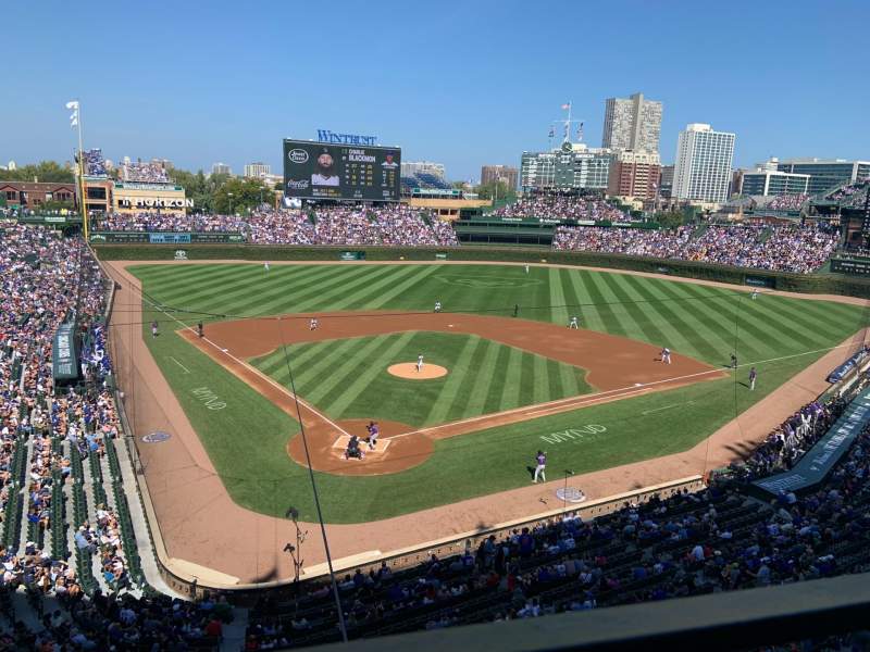 上層內野座位視野極佳,可清楚觀看內野的每一次精彩攻防。 上層內野座位視野極佳,可清楚觀看內野的每一次精彩攻防。