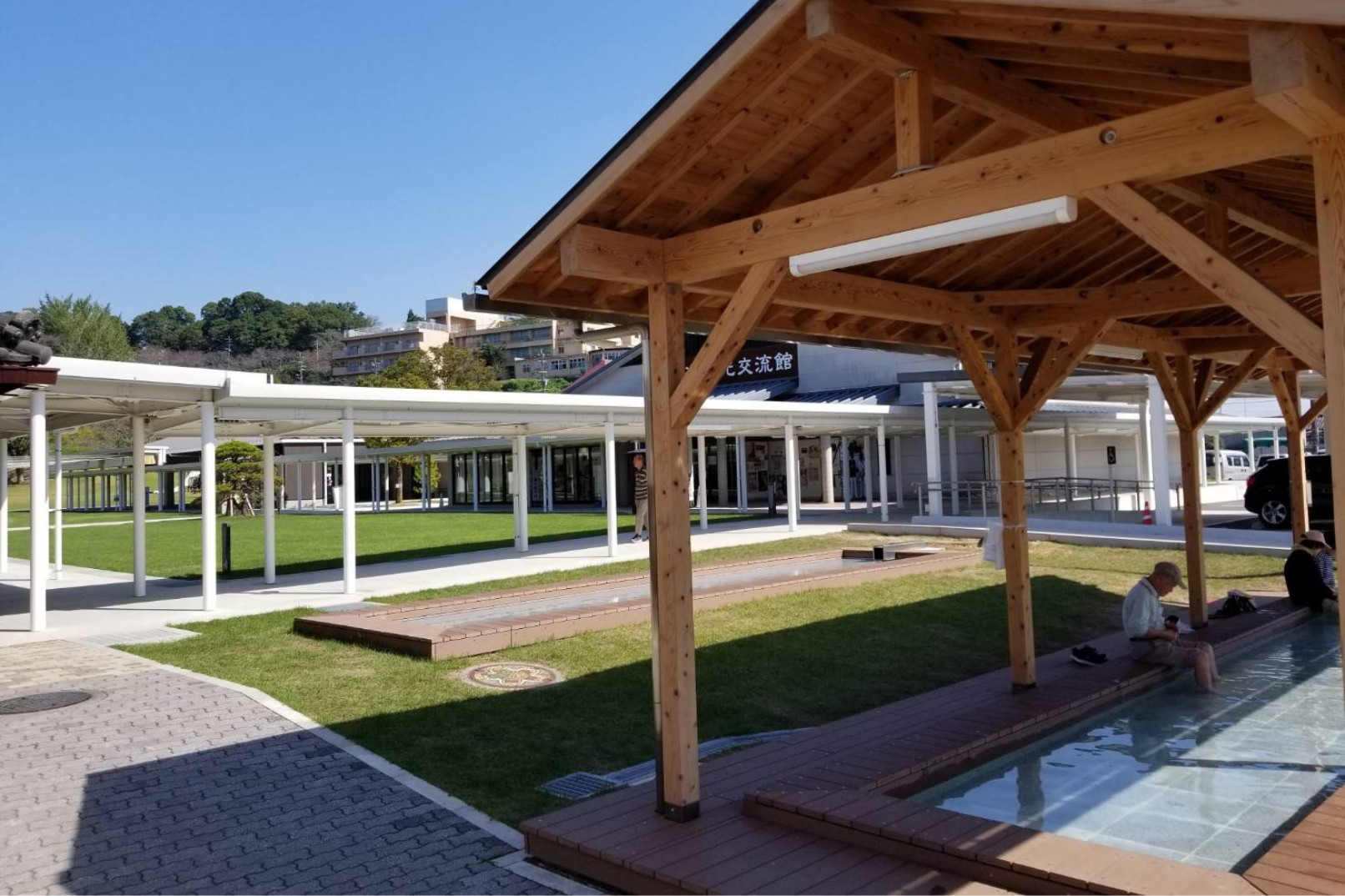 Ashiyu Teahouse: Relax with Kikuchi's famous sweets and local tea while enjoying a footbath.