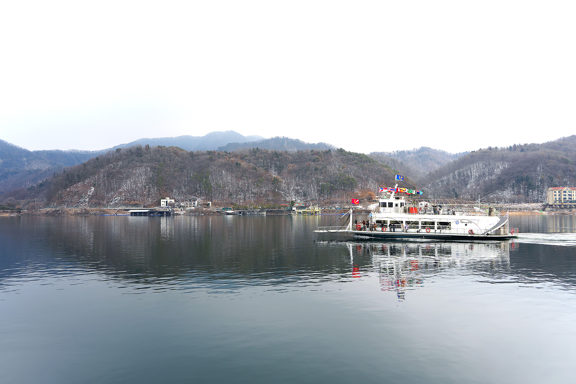 冬季的南怡島，搖身一變成為寧靜的仙境。白雪皚皚的林蔭大道與靜謐的河畔風光，共同營造出浪漫又溫馨的氛圍。