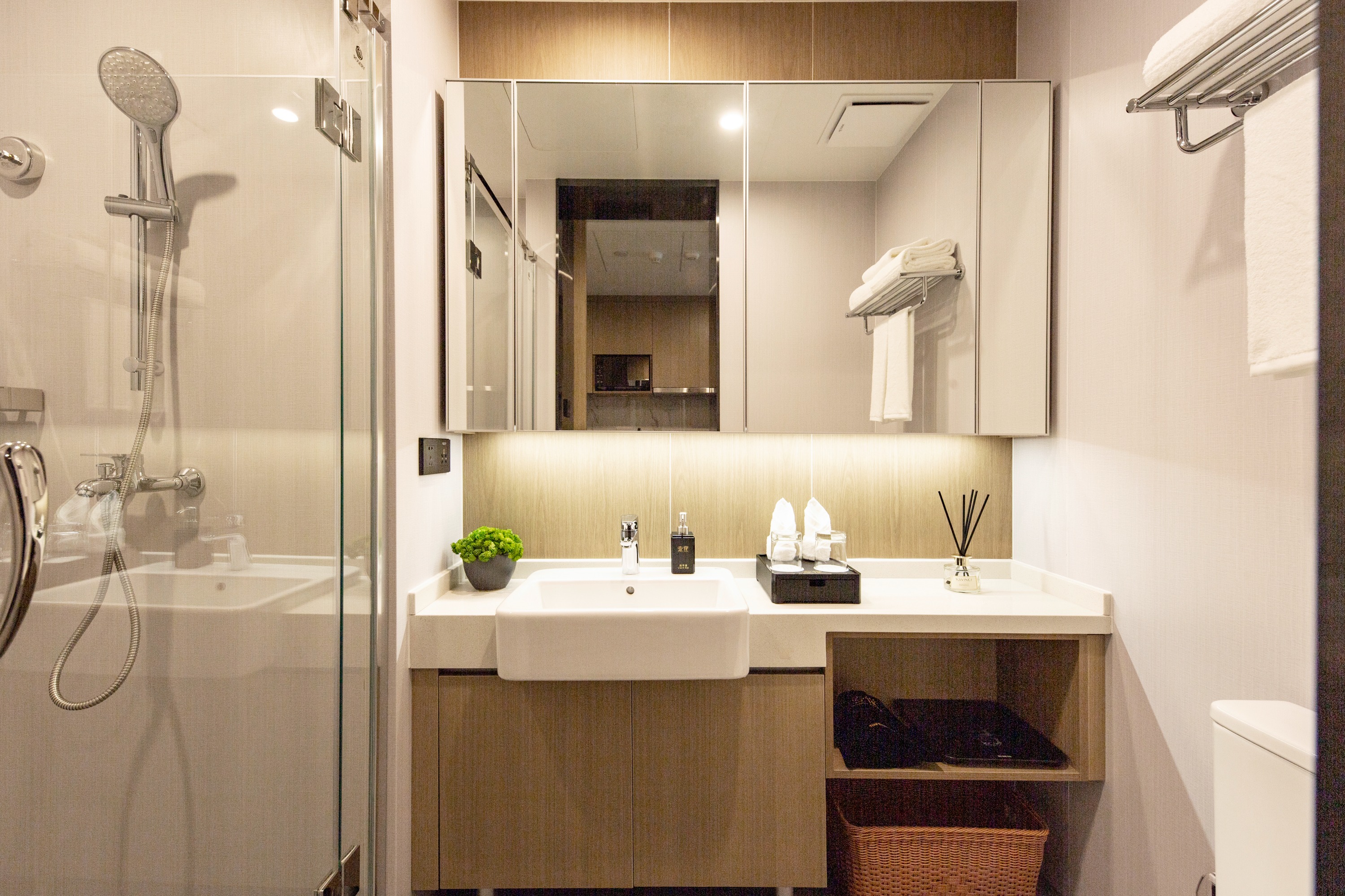 Executive One-Bedroom Apartment-Bathroom