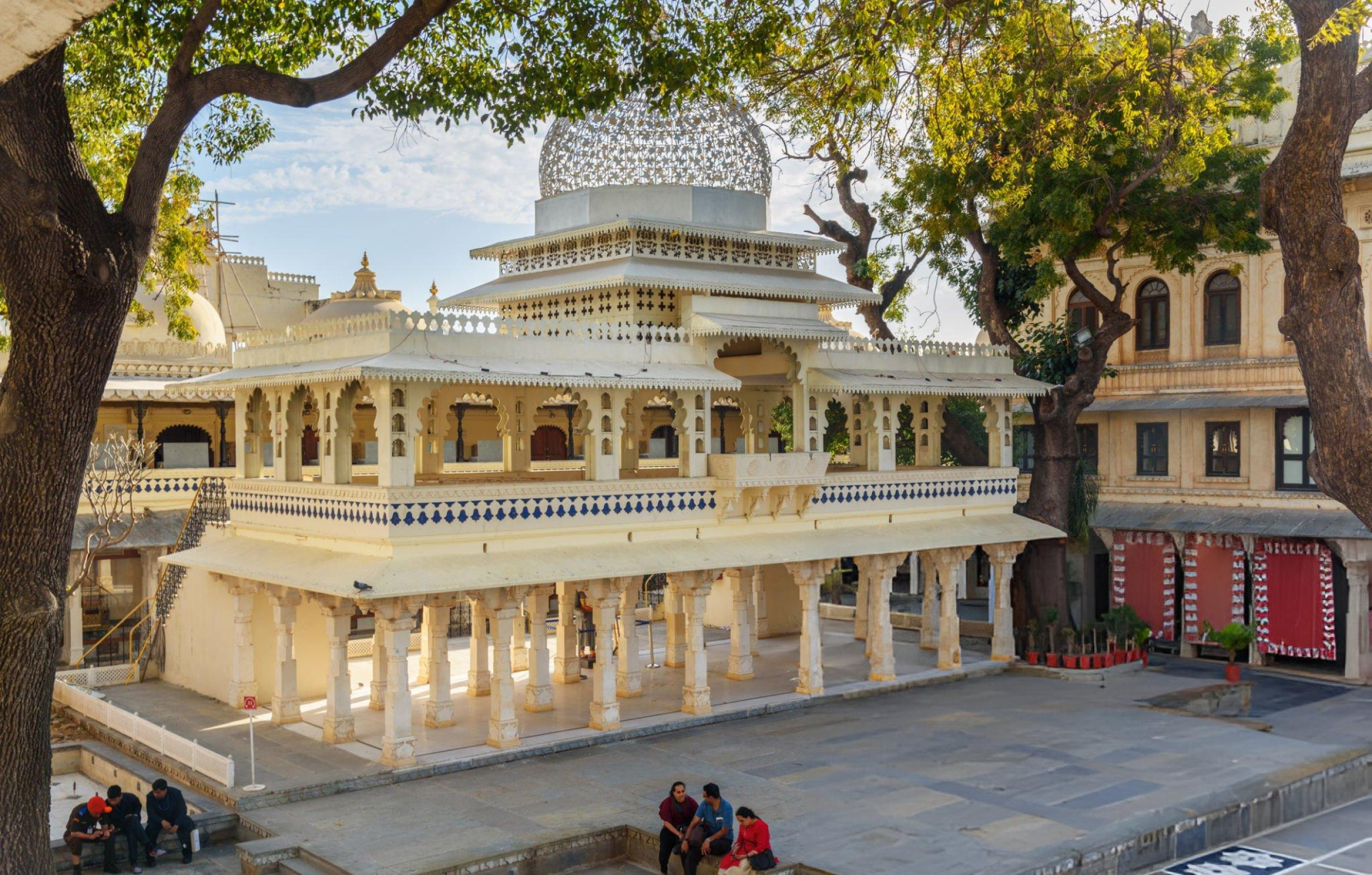 Udaipur in Half a Day: Guided Sightseeing Tour in Car with guide