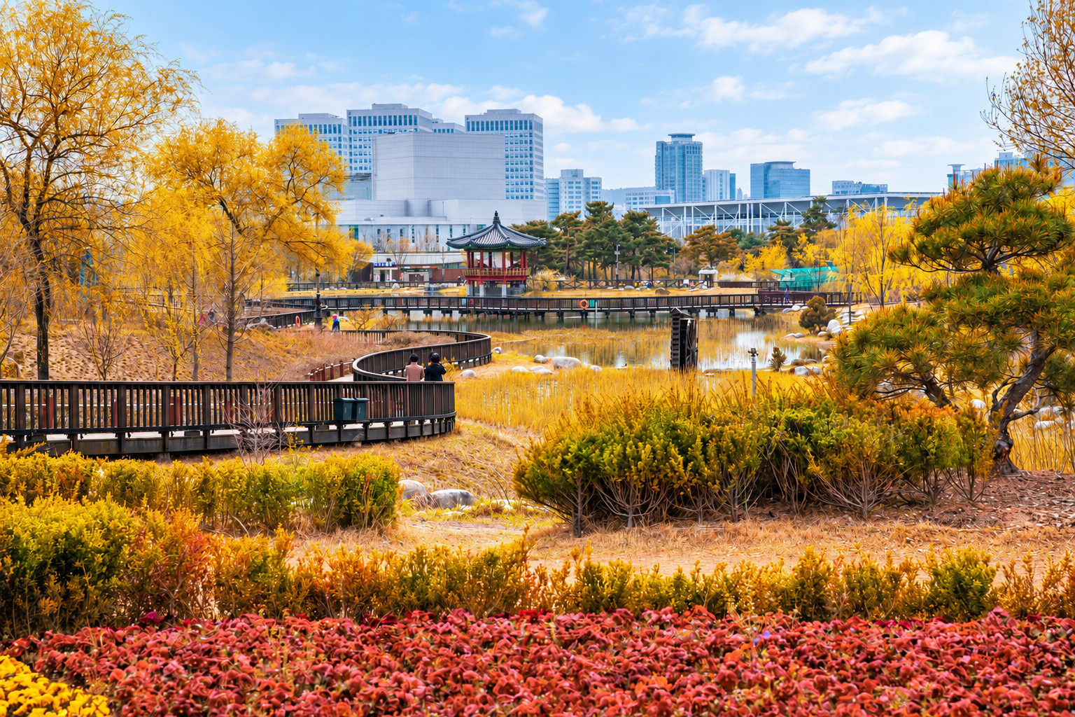 遊覽完長泰山（Jangtaesan）參天的森林後，不妨在大田市中心的韓밭樹木園（Hanbat Arboretum）悠閒漫步。其東園和西園彙集了豐富多樣的景緻，包含楓樹園、野花園和松樹園等區域。