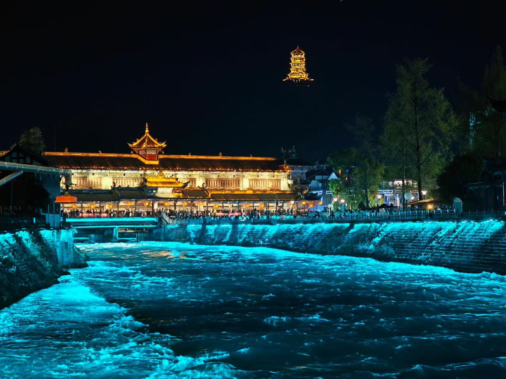 都江堰夜景:古建燈火璀璨,岷江泛著幽藍波光,遠處古塔聳立,夜色裡盡顯川西古鎮的溫婉與繁華 都江堰夜景:古建燈火璀璨,岷江泛著幽藍波光,遠處古塔聳立,夜色裡盡顯川西古鎮的溫婉與繁華