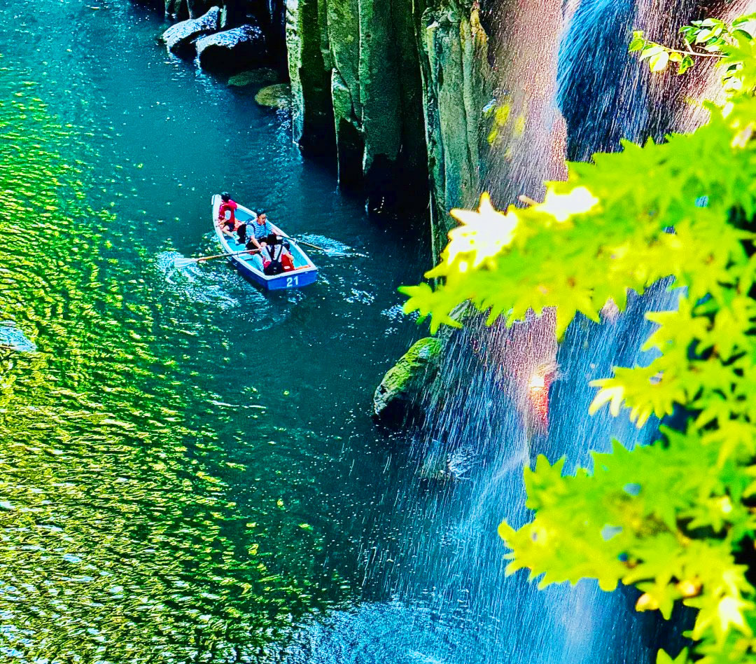 高千穗峽是九州最具代表性的“峽谷型地貌”,由遠古阿蘇火山爆發所形成的柱狀玄武岩切割而成,峽谷高達80米,V字谷線條利落,被稱為“日本最美峽谷之一”。 高千穗峽是九州最具代表性的“峽谷型地貌”,由遠古阿蘇火山爆發所形成的柱狀玄武岩切割而成,峽谷高達80米,V字谷線條利落,被稱為“日本最美峽谷之一”。