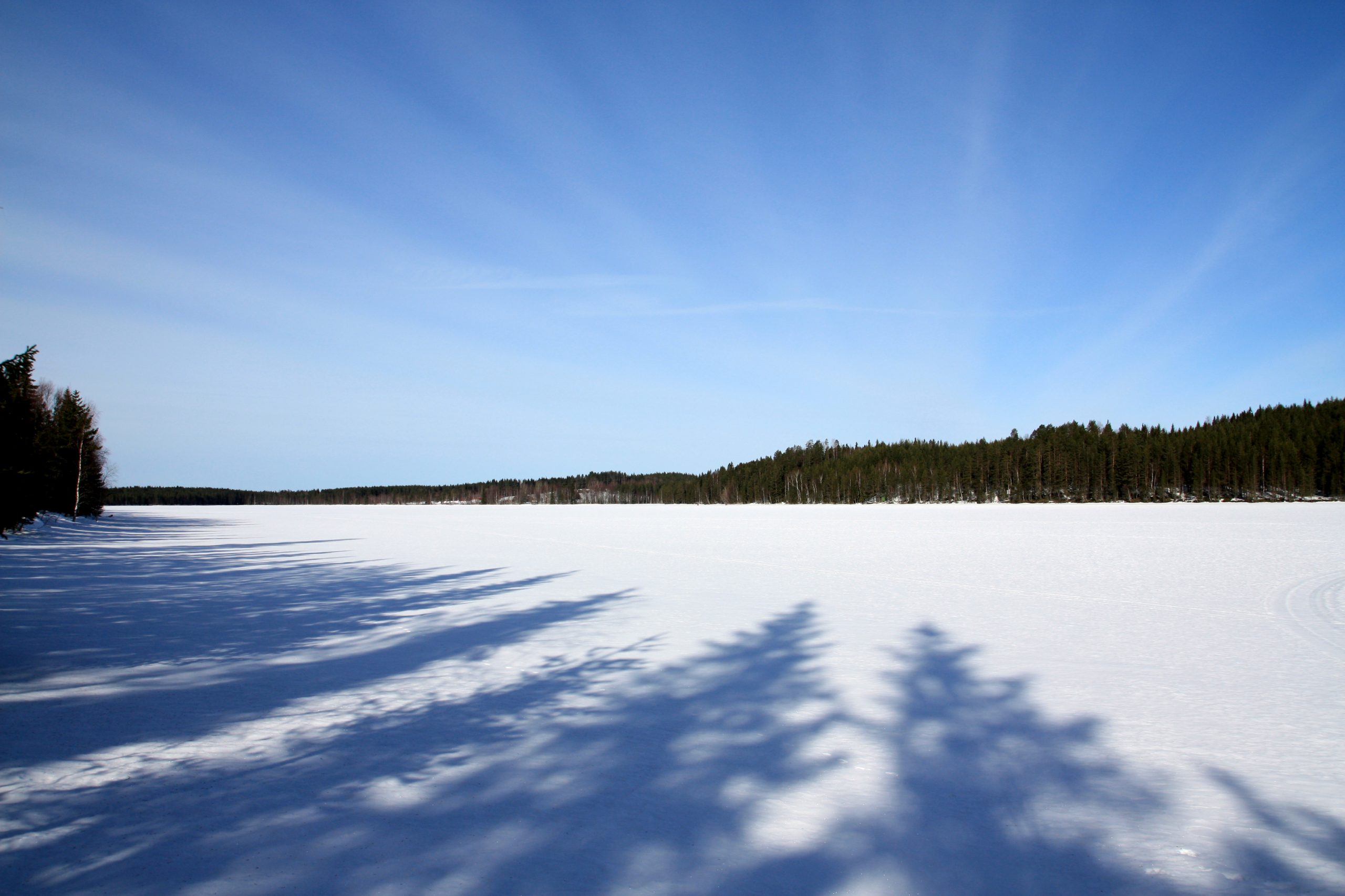 在絕美氛圍中享受冰上釣魚之旅 在絕美氛圍中享受冰上釣魚之旅