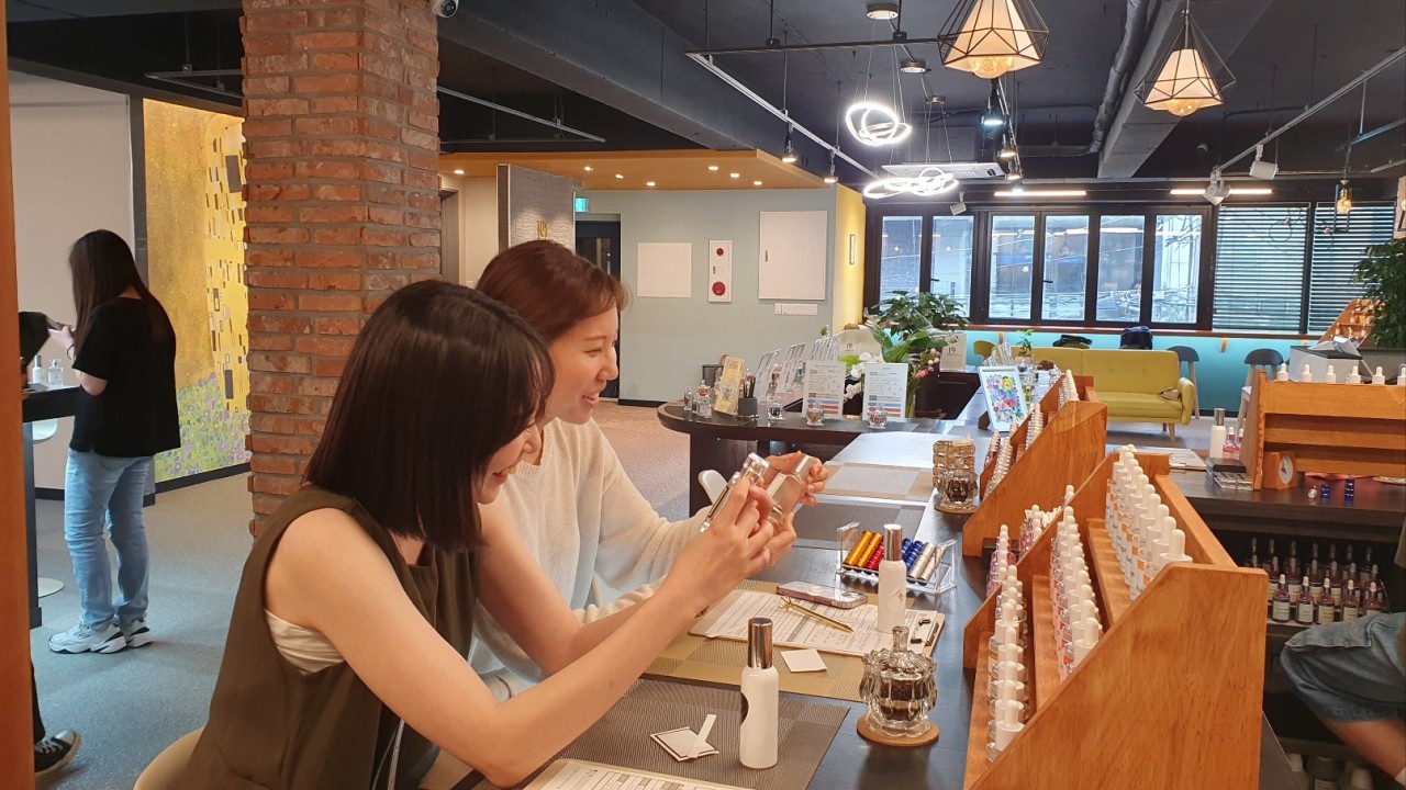 Perfume Studio: Blend, Bottle, and Bring It Home