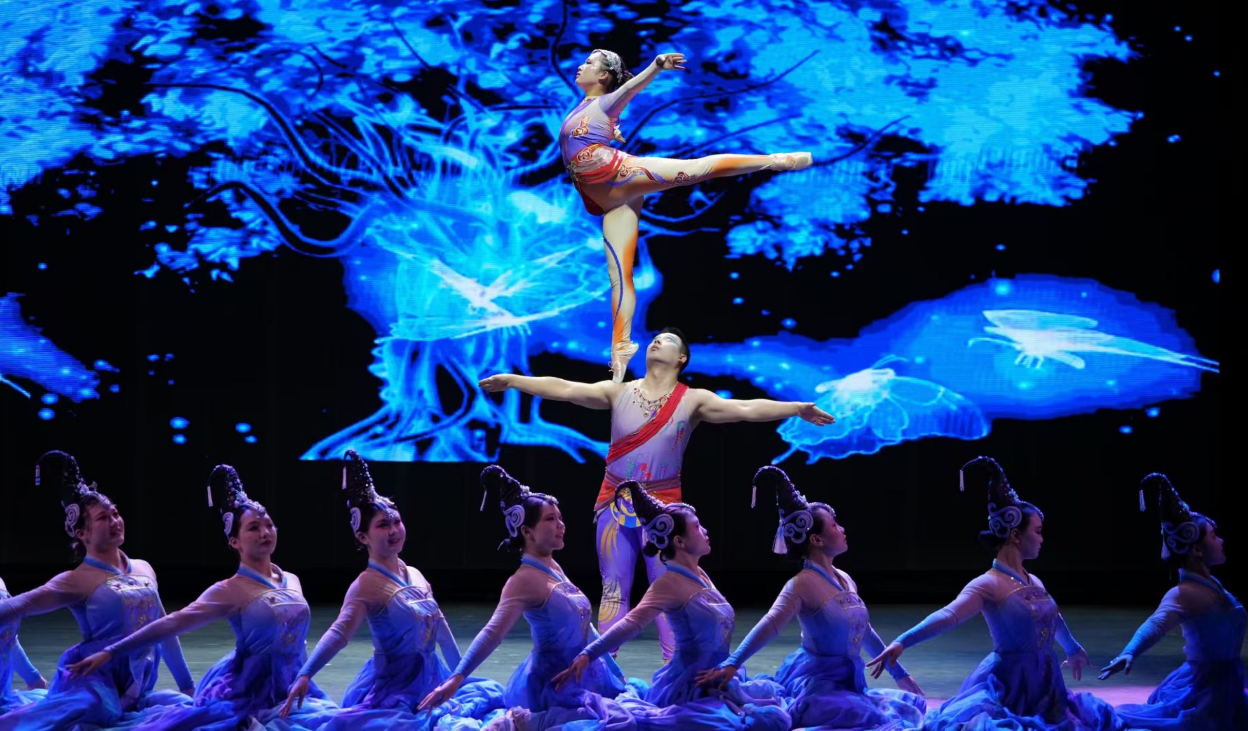 將古老的雜技技藝以現代的方式呈現給觀眾,讓更多人瞭解和喜愛上雜技這一傳統藝術形式,不僅是一場精彩的演出,更是對中國傳統文化的弘揚與傳播,向世界展示了中國文化的獨特魅力 將古老的雜技技藝以現代的方式呈現給觀眾,讓更多人瞭解和喜愛上雜技這一傳統藝術形式,不僅是一場精彩的演出,更是對中國傳統文化的弘揚與傳播,向世界展示了中國文化的獨特魅力