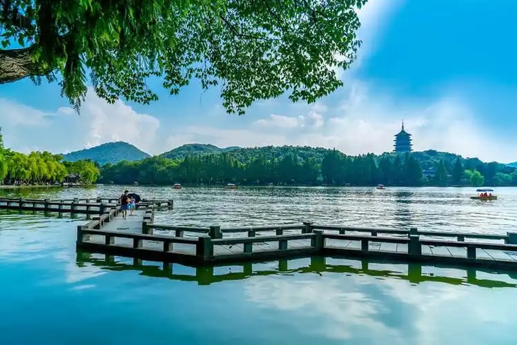 遊覽西湖，不可錯過“西湖十景”，如蘇堤春曉、三潭印月。你可以泛舟湖上，騎行湖畔，或是在清晨薄霧中感受它的寧靜與詩意，體驗古人“寄情山水”的雅趣。