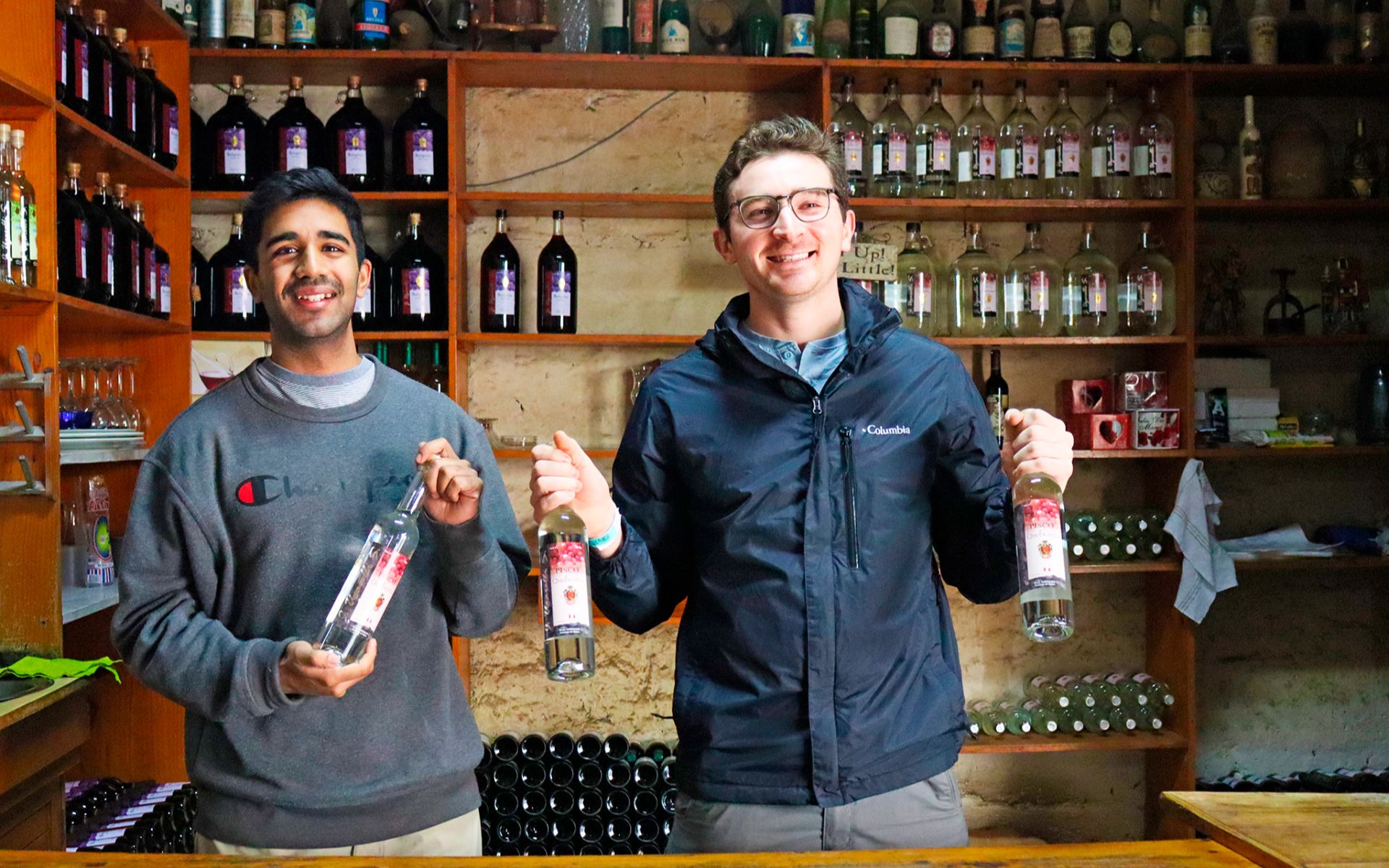 在當地酒莊與釀酒師相見歡，品嚐傳統秘魯烈酒。