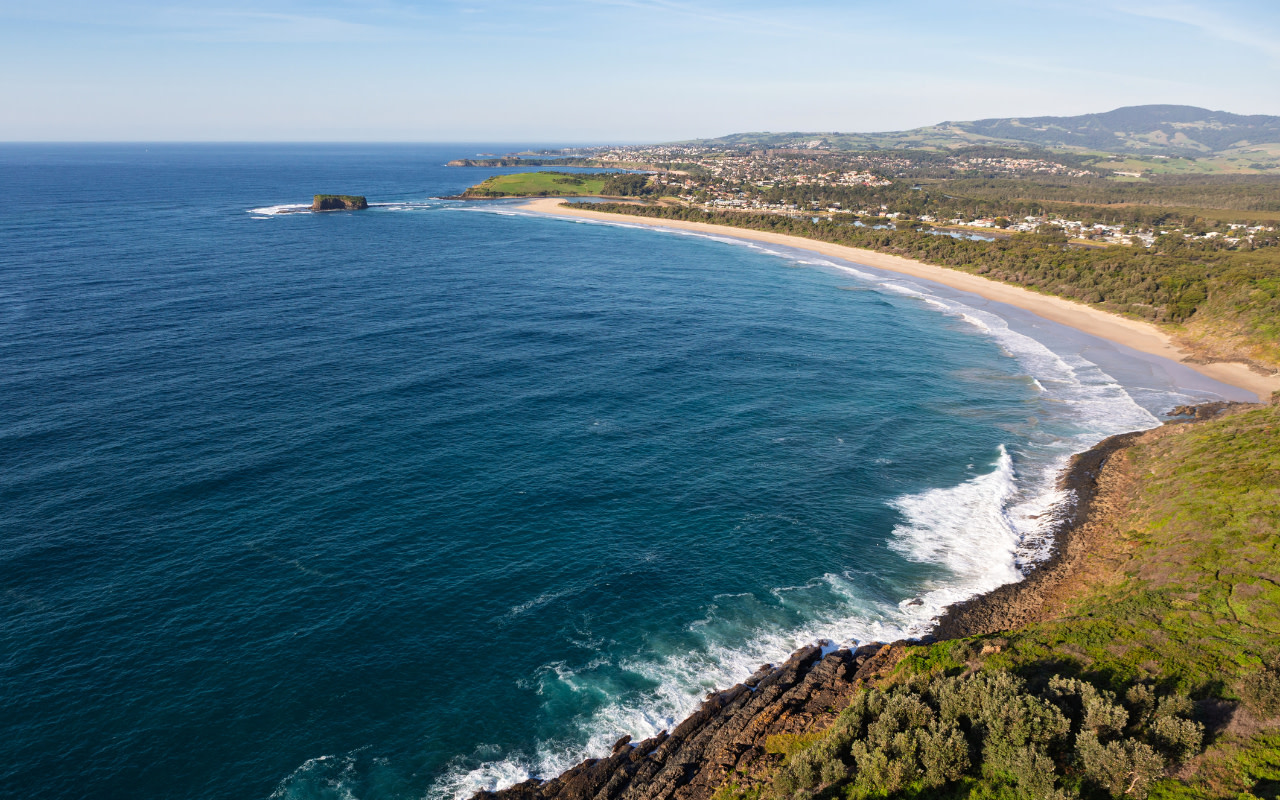 在傑林岡觀景台度過一個悠閒的下午，欣賞翠綠山丘與湛藍大海交織的壯麗景色。