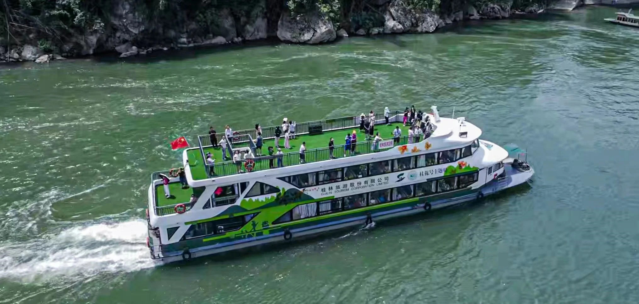 喀斯特山峰形似睡美人、老人推磨,是灕江 “石美” 的代表 喀斯特山峰形似睡美人、老人推磨,是灕江 “石美” 的代表