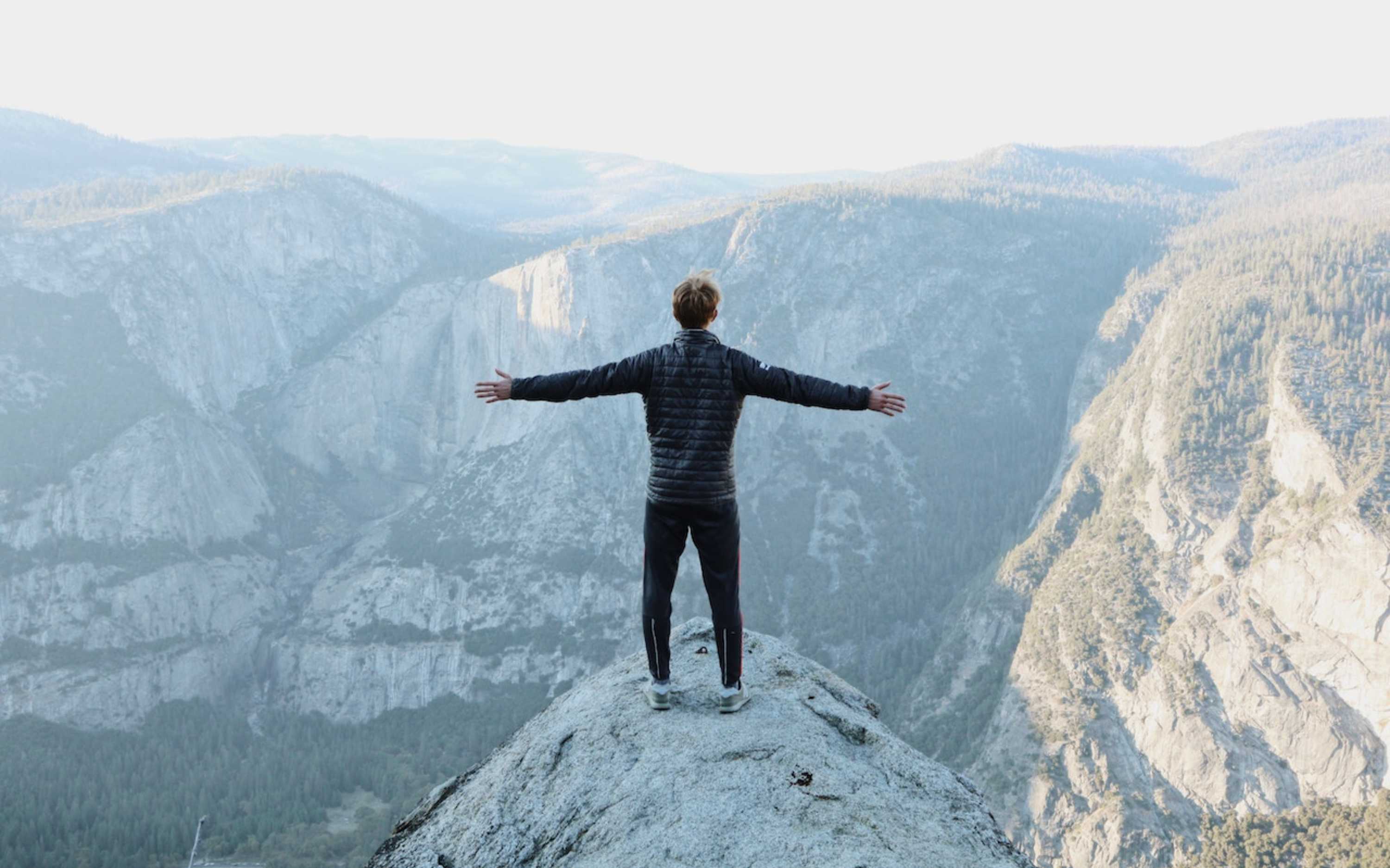 漫步在千年神木林中，這些古老的巨型紅杉高達 300 英尺，令人驚嘆。