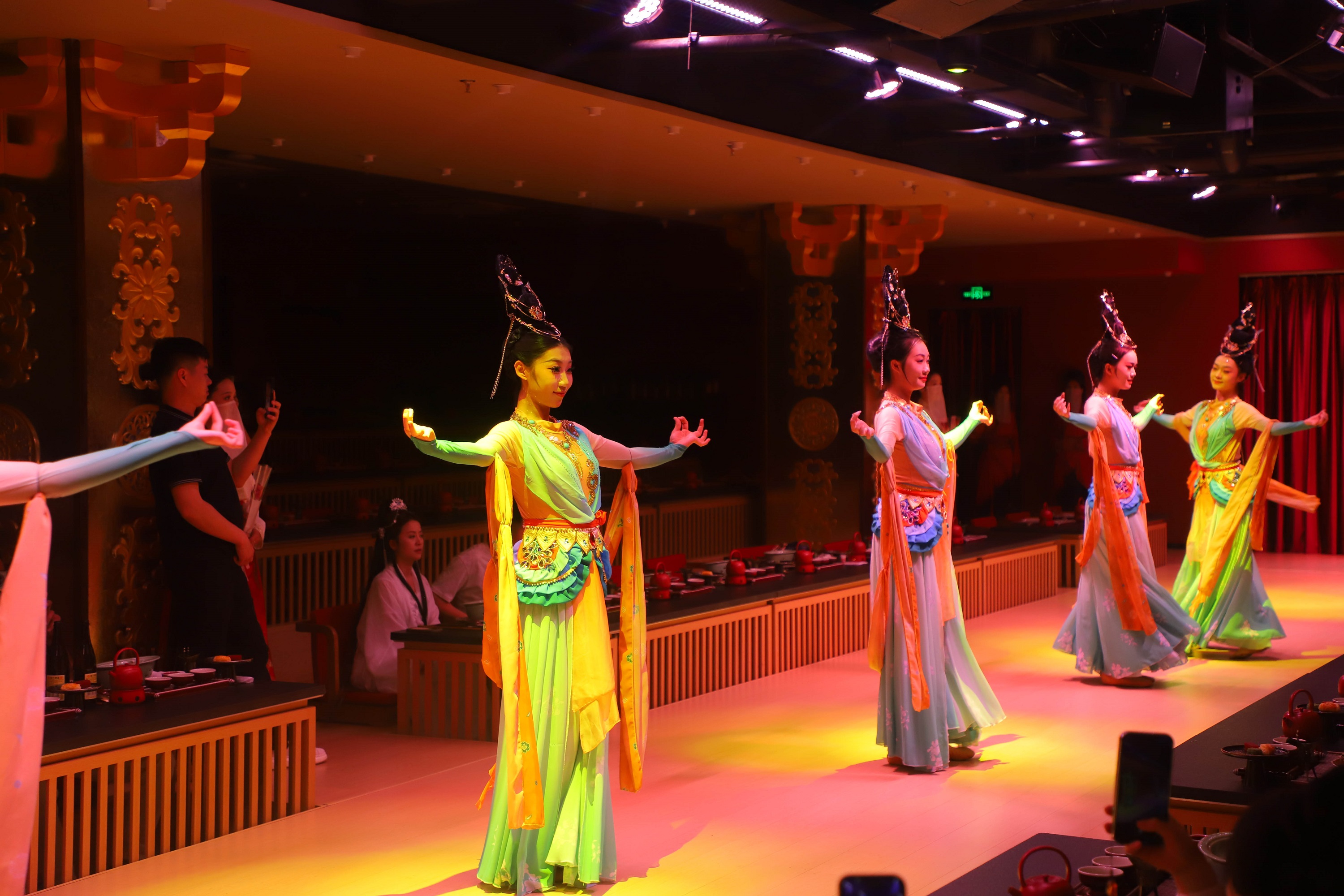 上海盛宮宴•沉浸式體驗千年前的宮廷君王享受盛宴（精品美食+舞蹈表演+秦朝歷史文化體驗+可選古代服裝化妝體驗）