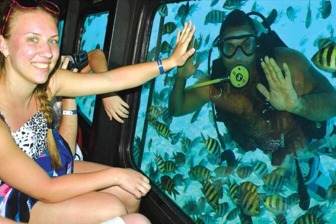 赫爾格達全景半潛艇浮潛之旅（含接送）