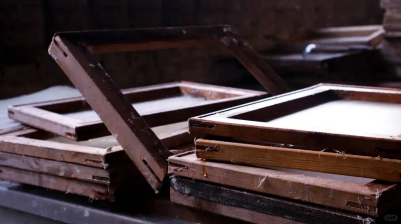 石橋村以獨特的古法造紙技藝而聞名,被稱為“中國古法造紙之鄉”,我們在這裡特別為遊客們安排了一場 古法花草紙造紙體驗,近距離感受古法造紙的獨特魅力。 石橋村以獨特的古法造紙技藝而聞名,被稱為“中國古法造紙之鄉”,我們在這裡特別為遊客們安排了一場 古法花草紙造紙體驗,近距離感受古法造紙的獨特魅力。