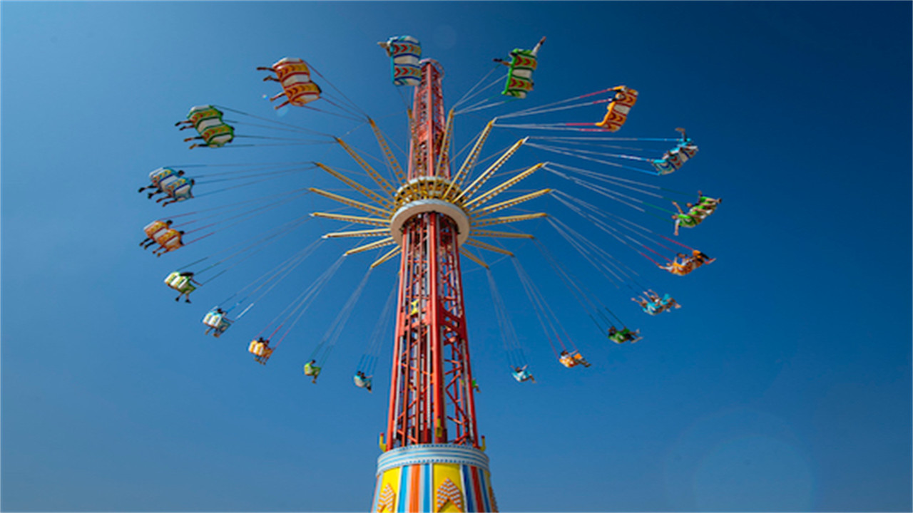 響沙之巔（旋轉飛椅）：升至高空旋轉，可 360° 觀賞金色沙海全景