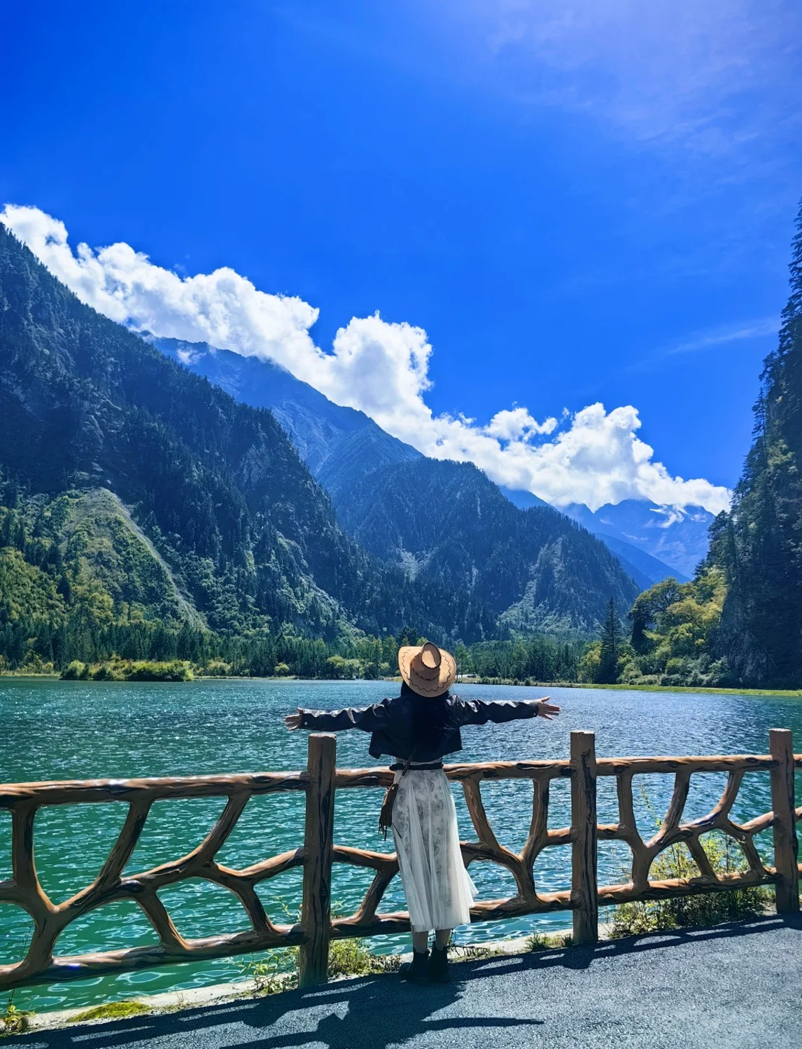 畢棚溝【龍王海】是一座碧藍的高原湖泊,傳有龍王棲居而得名。湖水隨光線變幻色彩,周邊冷杉林環繞,雪山倒映其間。一道木質棧橋穿湖而過,行走其上彷彿凌波微步。冬季湖面半冰半水,霧凇凝結,宛若童話秘境。 畢棚溝【龍王海】是一座碧藍的高原湖泊,傳有龍王棲居而得名。湖水隨光線變幻色彩,周邊冷杉林環繞,雪山倒映其間。一道木質棧橋穿湖而過,行走其上彷彿凌波微步。冬季湖面半冰半水,霧凇凝結,宛若童話秘境。