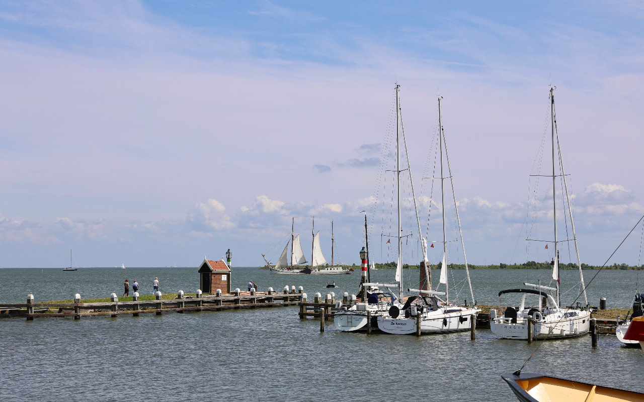 漫步在沃倫丹（Volendam）熱鬧的港口，兩旁停泊著色彩繽紛的漁船和傳統木屋。