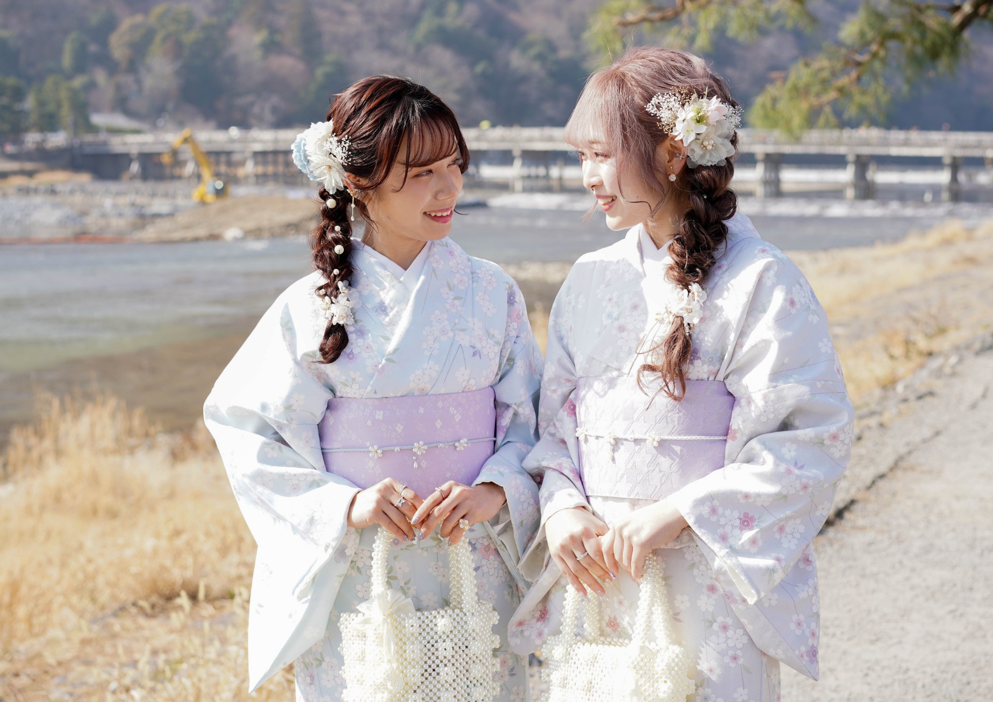 【和服森林】從愛和服步行5分鐘。位於嵐山車站旁的「和服森林」,是一個約有600根京友禪圖案燈柱的拍照熱點。色彩繽紛的友禪圖案在燈光照耀下,無論白天或夜晚都充滿樂趣。這裡也是在社群媒體上備受關注的人氣拍攝地點,能為您的旅程留下美好的回憶。 【和服森林】從愛和服步行5分鐘。位於嵐山車站旁的「和服森林」,是一個約有600根京友禪圖案燈柱的拍照熱點。色彩繽紛的友禪圖案在燈光照耀下,無論白天或夜晚都充滿樂趣。這裡也是在社群媒體上備受關注的人氣拍攝地點,能為您的旅程留下美好的回憶。