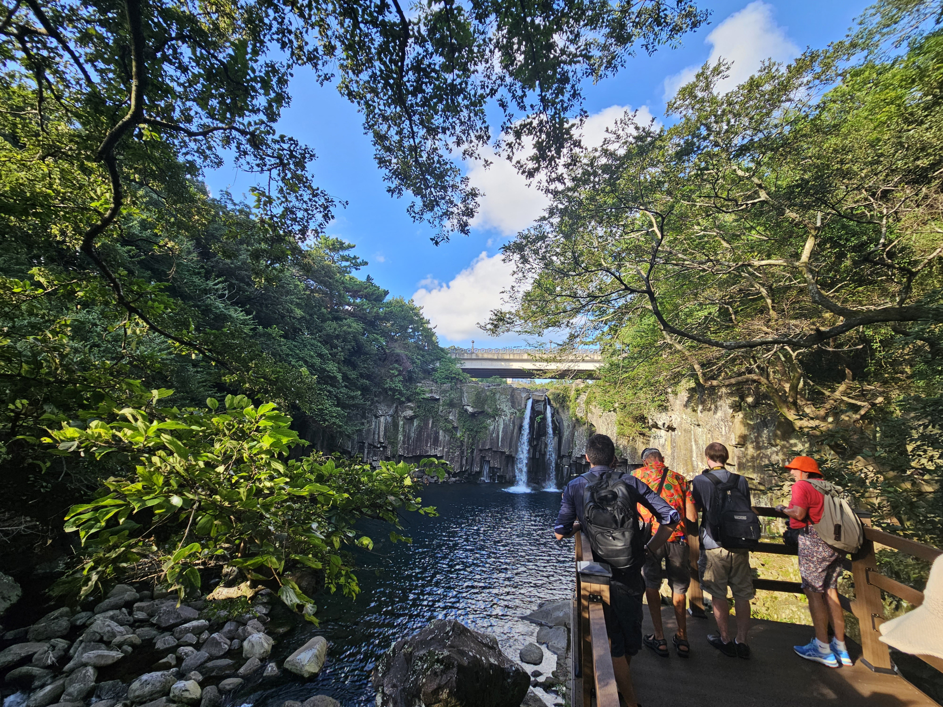 「天地淵瀑布」四周環繞著鬱鬱蔥蔥的森林，潺潺水聲不絕於耳，為您提供一處寧靜而清新的休憩之所。