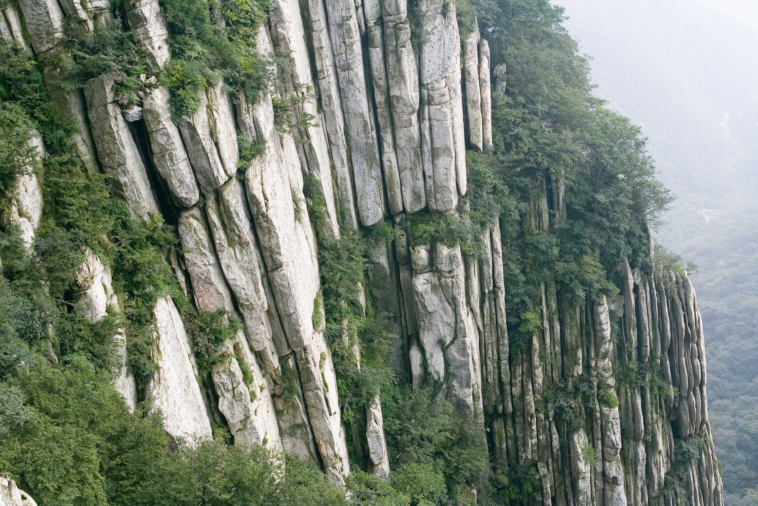 三皇寨：懸掛於少室山腰的天然山寨，奇峰怪石林立，嵩山地質地貌的精華所在。